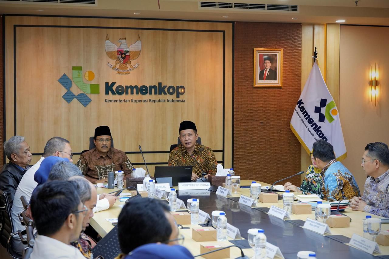 Menkop Ferry Juliantono dan&nbsp;Mensos Saifullah Yusuf beserta jajarannya melakukan audiensi di sela penandatanganan MoU di kantor Kemenkop Jumat (23/1).&nbsp;