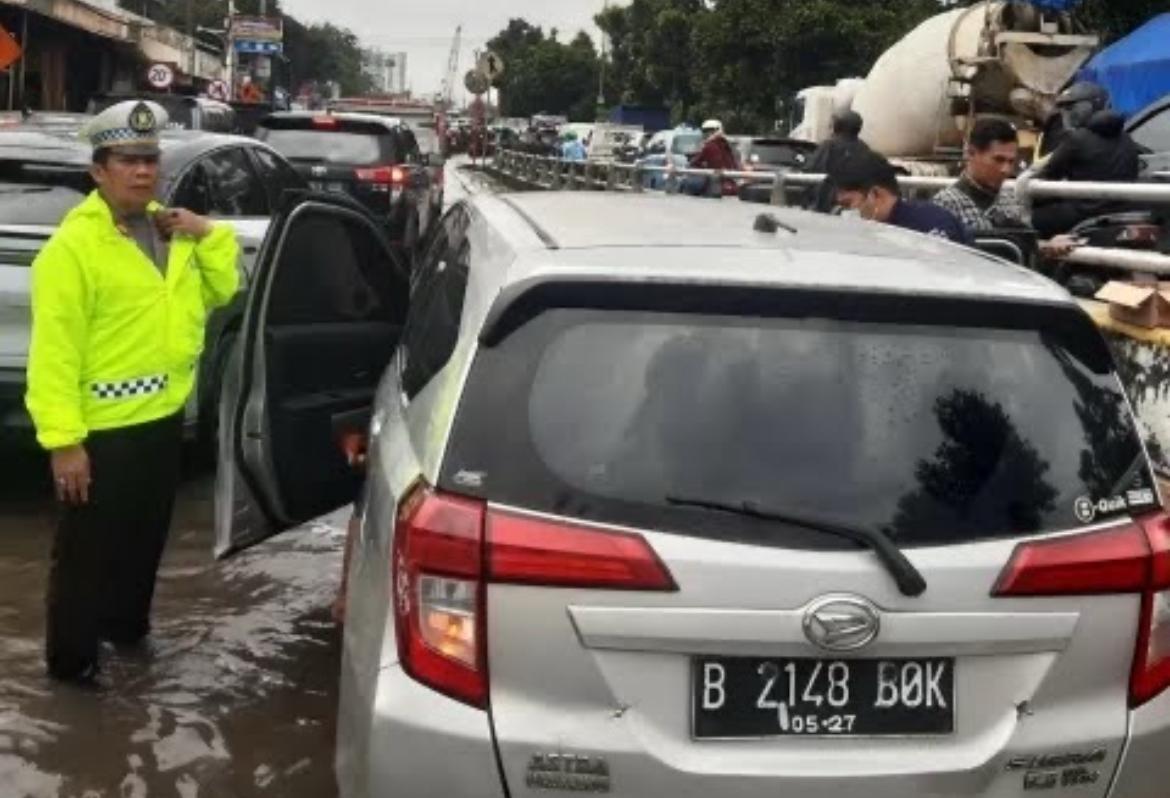 POLSEK GROGOL untuk Jawa Pos DIEVAKUASI: Petugas Polsek Grogol mengecek pria di dalam mobil yang diduga telah meninggal dunia di Jalan Latumenten, Jakbar.