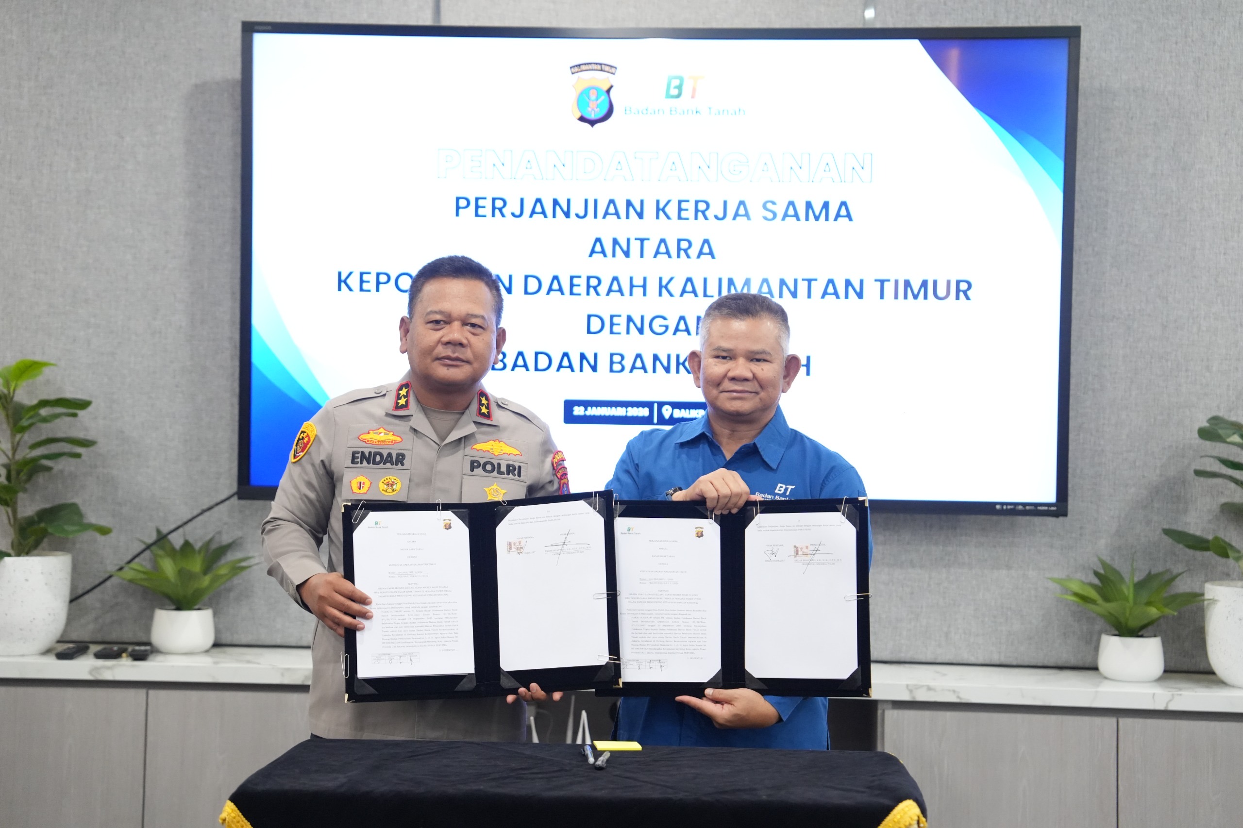 Kapolda Kaltim Irjen Pol Endar Priantoro dan Plt Kepala Badan Bank Tanah Hakiki Sudrajat menandatangani Perjanjian Kerja Sama pemanfaatan lahan (22/1/2026).