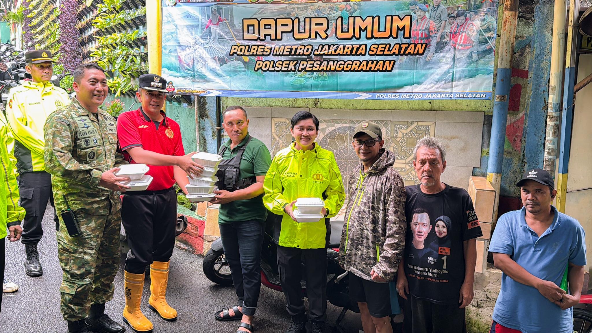 Polsek Pesanggrahan melakukan menyalurkan bantuan makanan kepada warga terdampak.