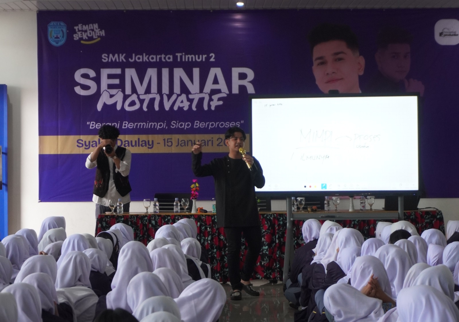 Aktor sekaligus penyanyi Syakir Daulay memberikan motivasi di depan anak-anak SMK Jakarta Timur 2. (Dok. Pribadi)