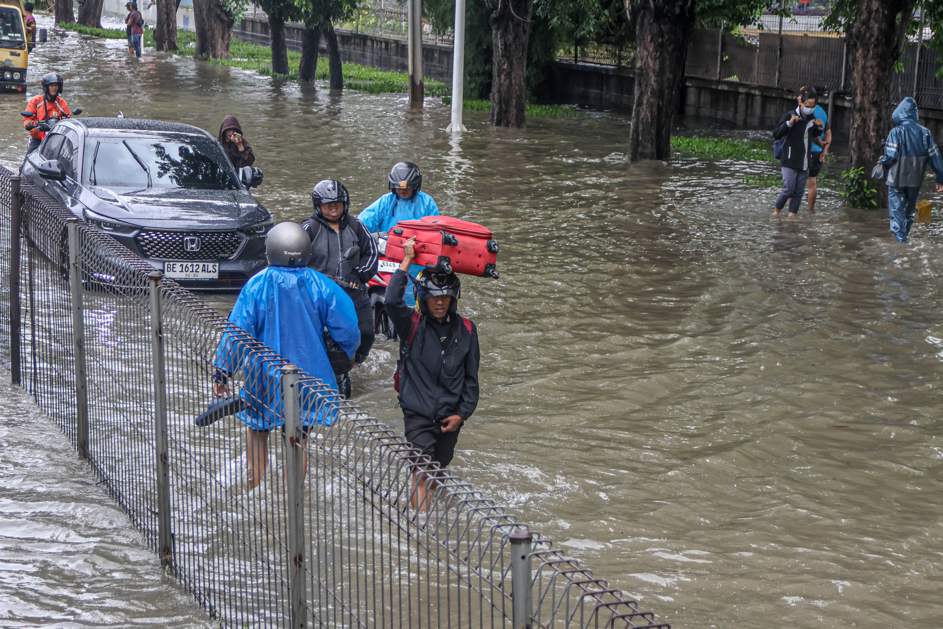 Sejumlah pengendara terjebak banjir di Ring Road Tol JORR Cengkareng, Jakarta, Jumat (23/1).
