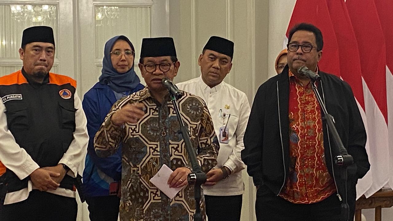 Gubernur DKI Pramono Anung memberikan keterangan pers terkait cuaca ekstrem yang melanda Jakarta, sehingga memutuskan kebijakan WFH dan PJJ.