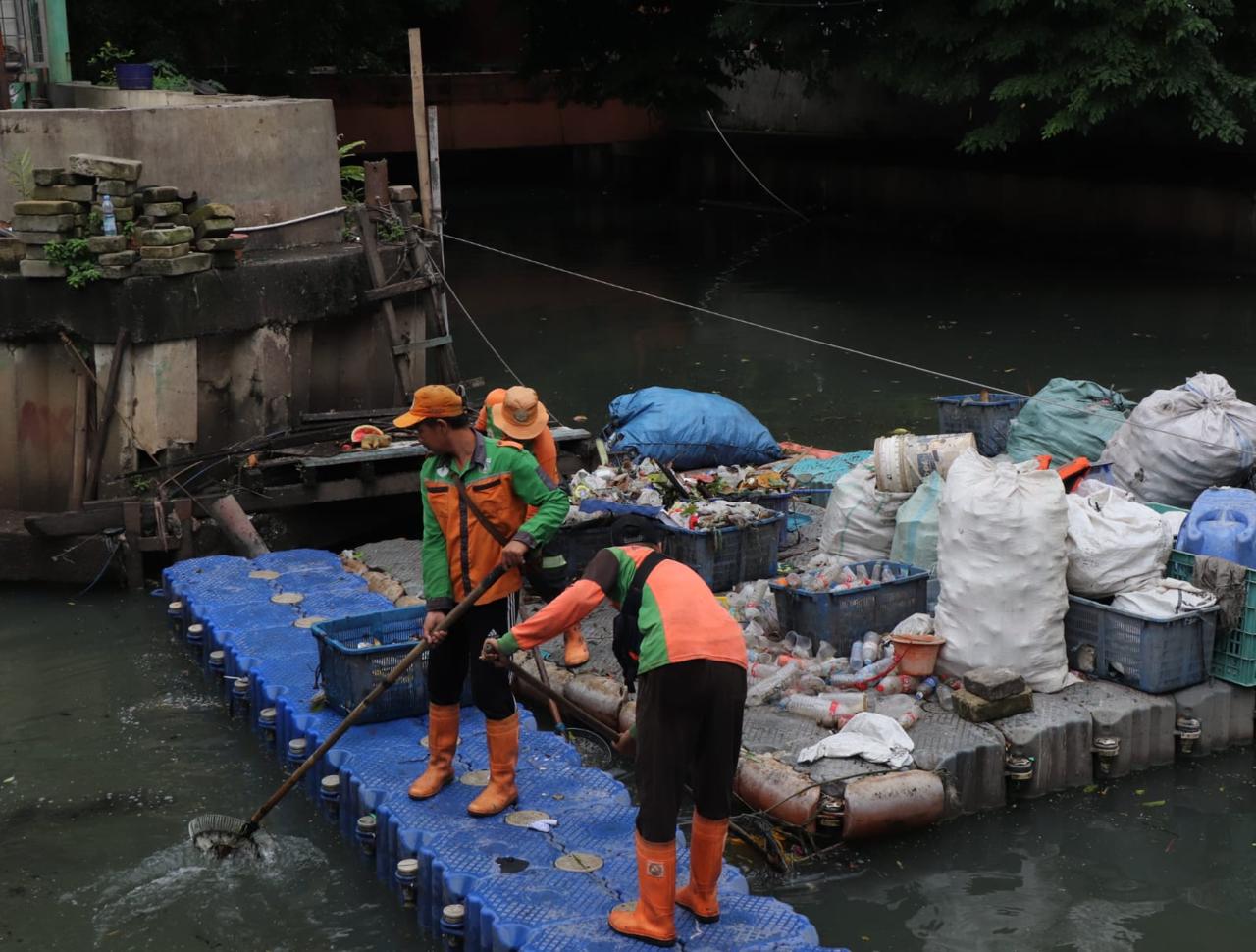Petugas DLH DKI Jakarta membantu pengoperasian saringan sampah TB Simatupang sebagai penyaring awal sampah kiriman sebelum memasuki aliran sungai di wilayah Jakarta.