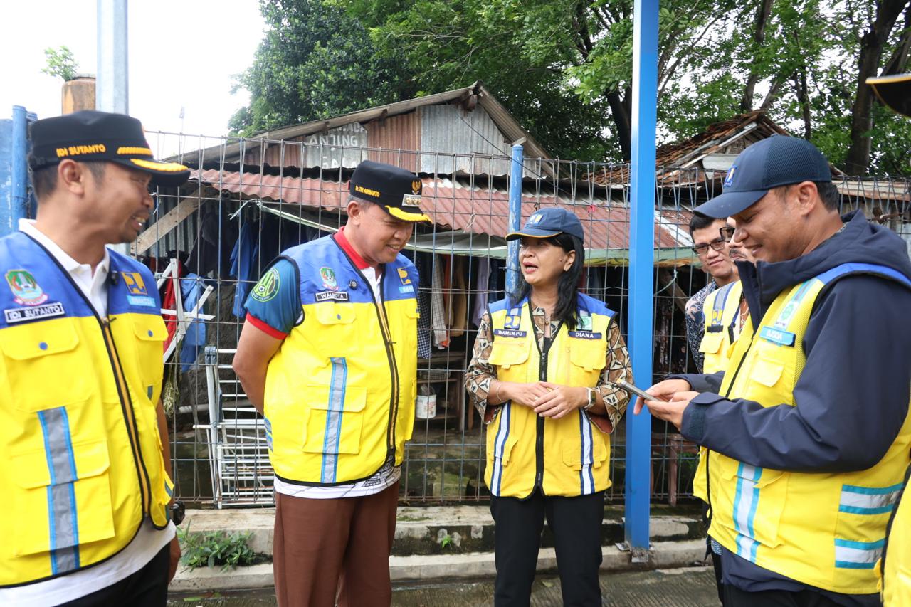 Wali Kota Bekasi Tri Adhianto dan Wakil Menteri Pekerjaan Umum Diana Kusumastuti meninjau langsung sejumlah titik rawan banjir di Kota Bekasi.