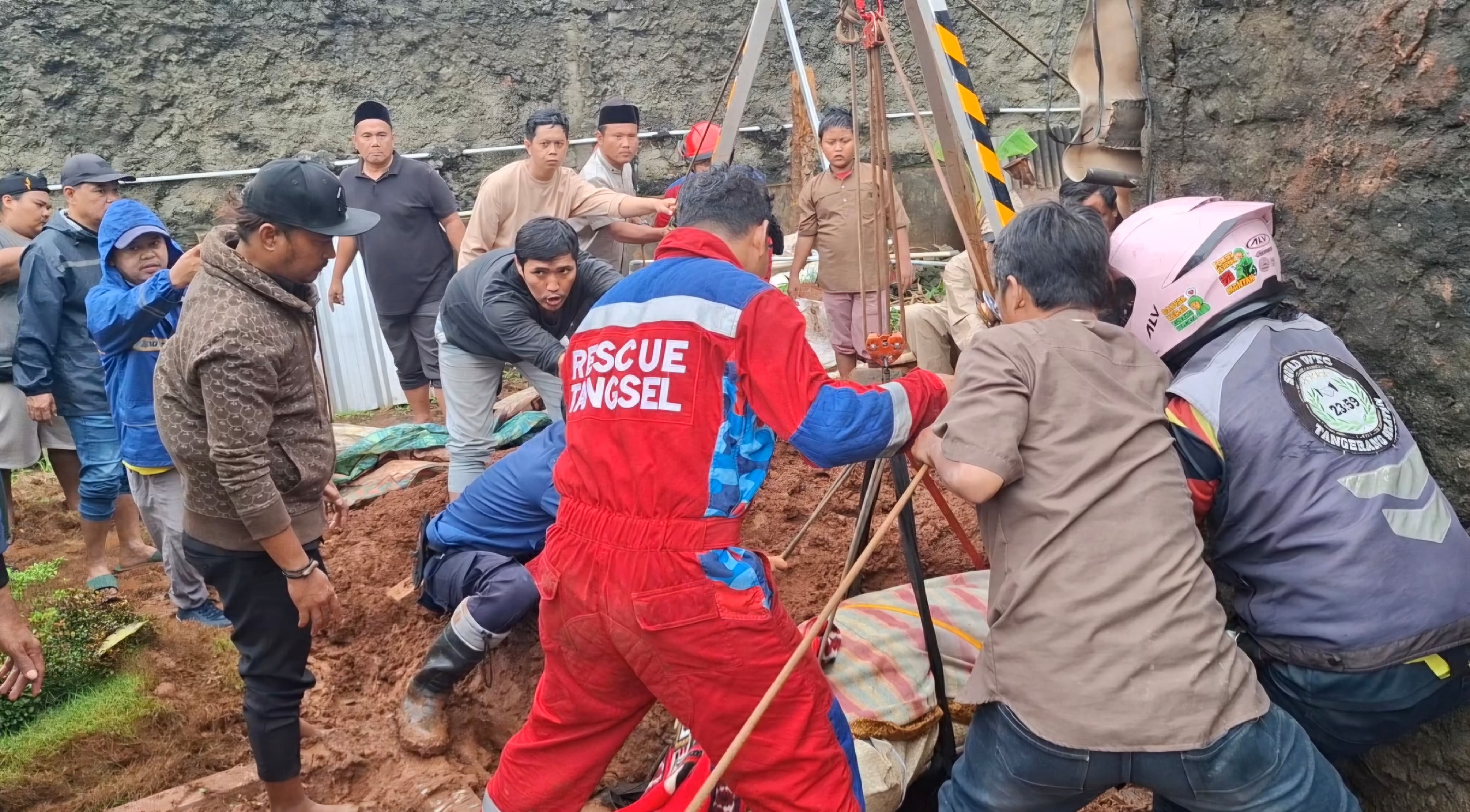 Petugas Damkar Kota Tangsel membantu proses pemakaman warga Serpong Utara yang berbobot 200 kilogram.