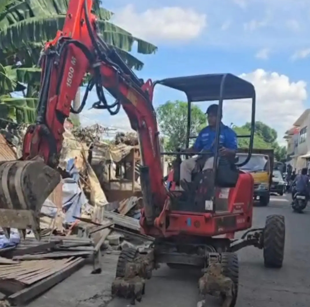 Petugas DPUPR Kota Depok membersihkan sejumlah drainase di Pasar Kemiri Muka.