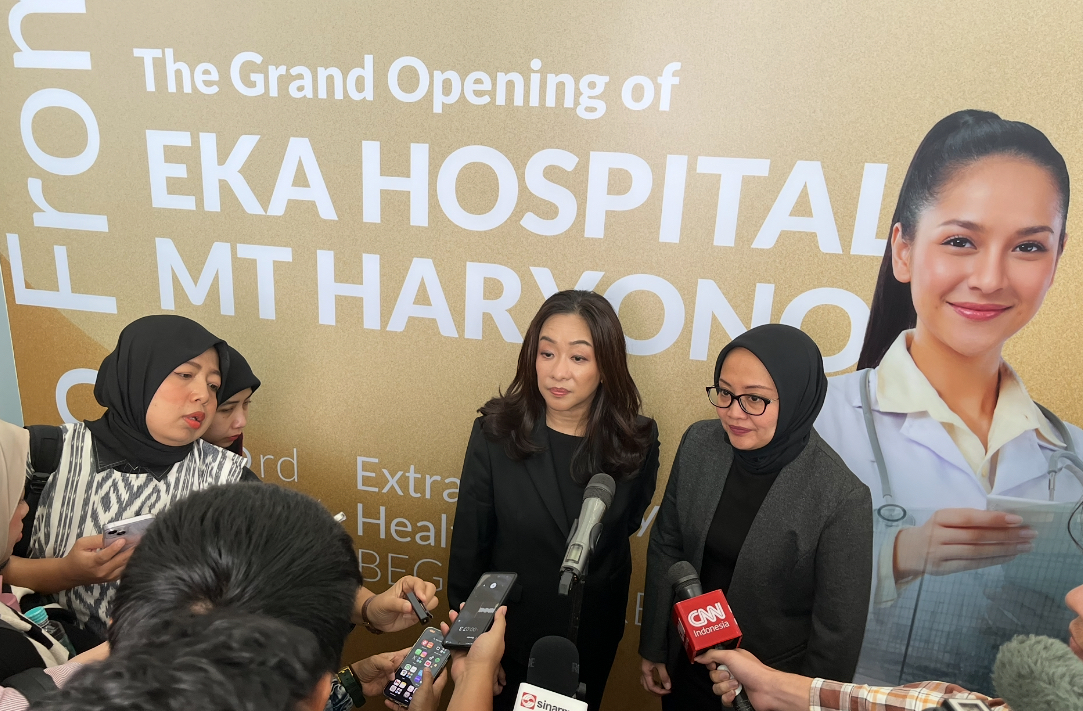 CEO Eka Hospital Group, drg. Rina Setiawati (tengah).