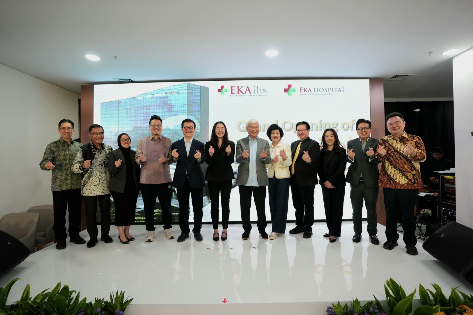 Managing Director Sinar Mas, Ferry Salman (kedua dari kanan) bersama jajaran Board Member dan Pimpinan Sinar Mas pada kegiatan Grand Opening Eka Hospital MT Haryono, di Jakarta (23/01).