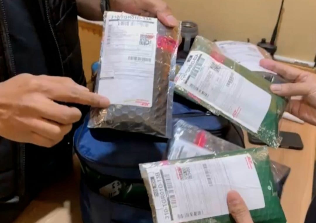 Narkotika jenis sabu dan ganja yang menggunakan cara penyembunyian yang cukup canggih lewat jasa pengiriman online.