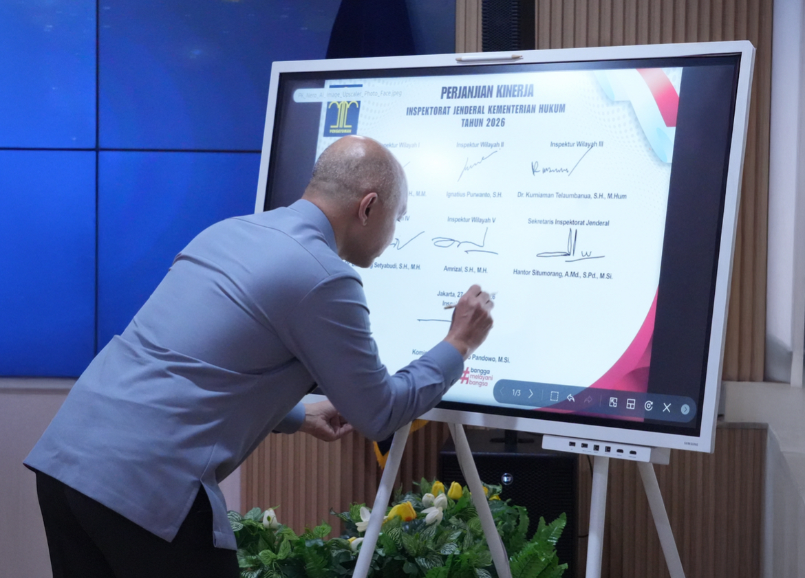 Inspektur Jenderal Kementerian Hukum Hendro Pandowo menandatangani perjanjian kinerja dan pakta integritas di Kantor Kementerian Hukum, Selasa (27/1).