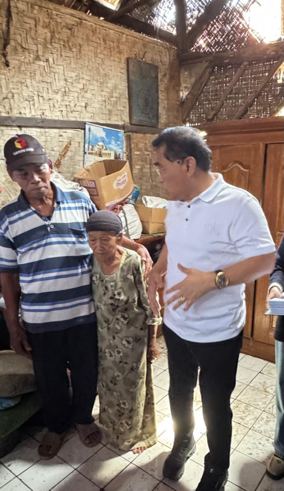 Irjen Kementerian PKP Heri Jerman saat berdialog dengan salah satu penerima bantuan BSPS di Bangkalan, Jatim.