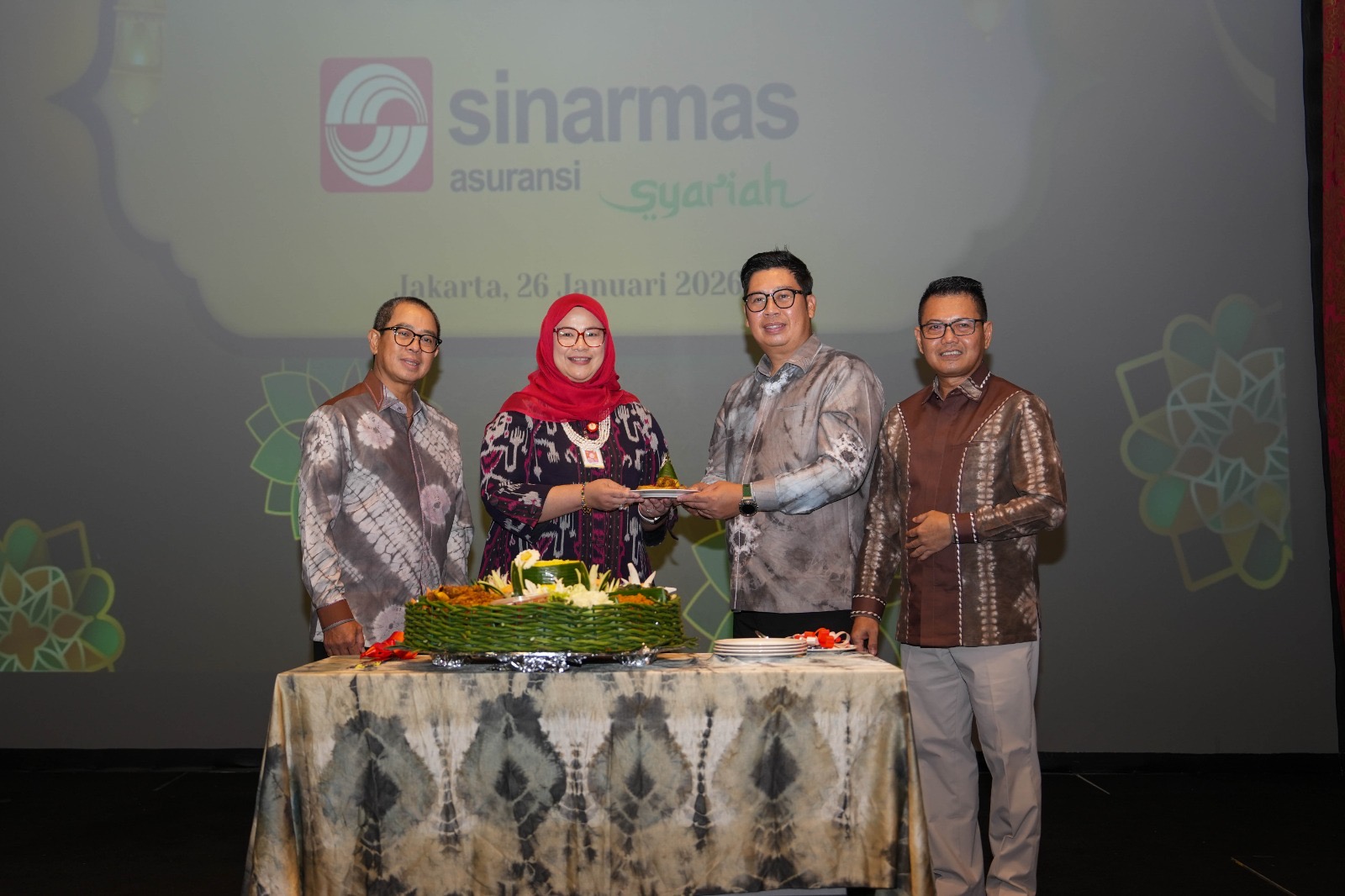 Dari kiri : Mohamad Ayub Anggadinata, Direktur SMAS - Kris Ibnu Roosmawati, Perwakilan OJK Syariah - Daniel Armagatlie, Direktur Utama SMAS - Herry Suprastio, Direktur SMAS
