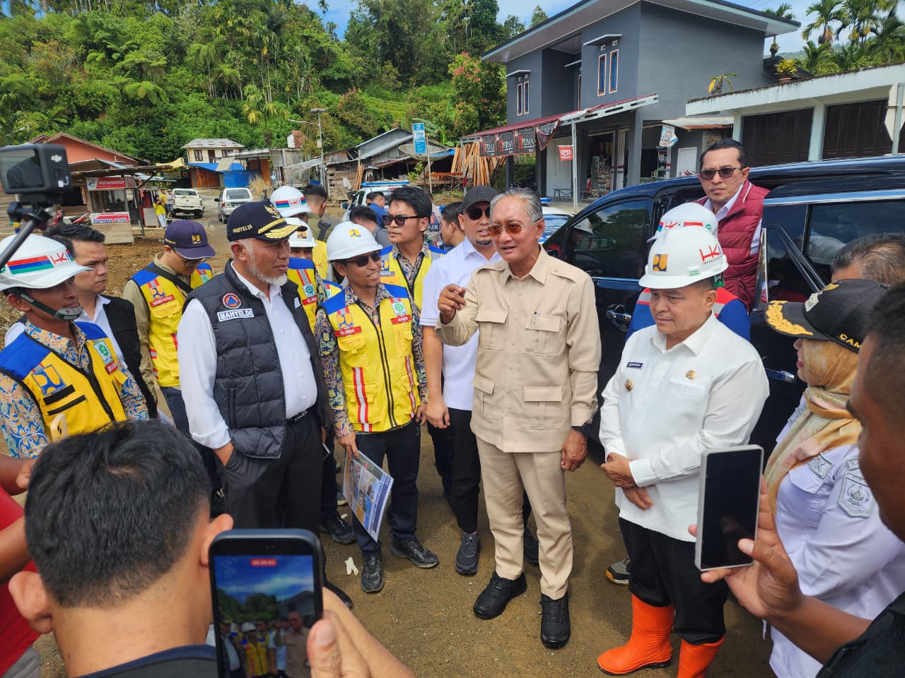 Menteri PU Dody Hanggodo meninjau pembangunan jembatan penghubung Bukittinggi-Sicincin untuk mempercepat pembangunan.