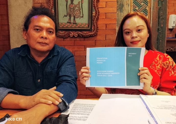 Kuasa Hukum CV NCU, Deolipa Yumara (kiri) mendampingi kliennya menghadiri RDP di DPR RI.