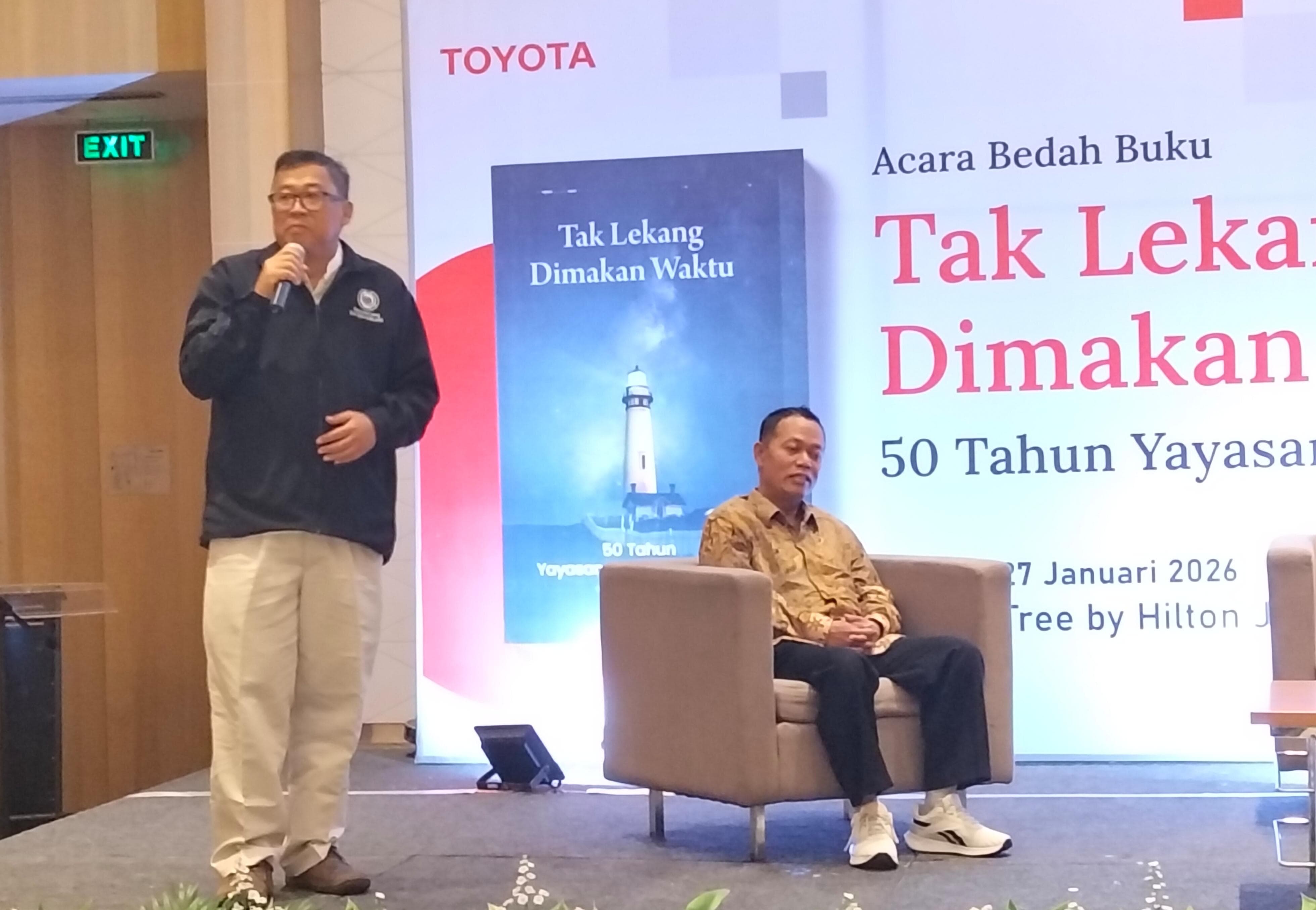 Direktur Perkumpulan Strada Romo Odemus Bei Witono (kiri) menyampaikan pentingnya pendidikan karakter dalam peluncuran buku 50 Tahun Tak Lekang Dimakan Waktu di Jakarta (27/1). (Hilmi/Jawa Pos)