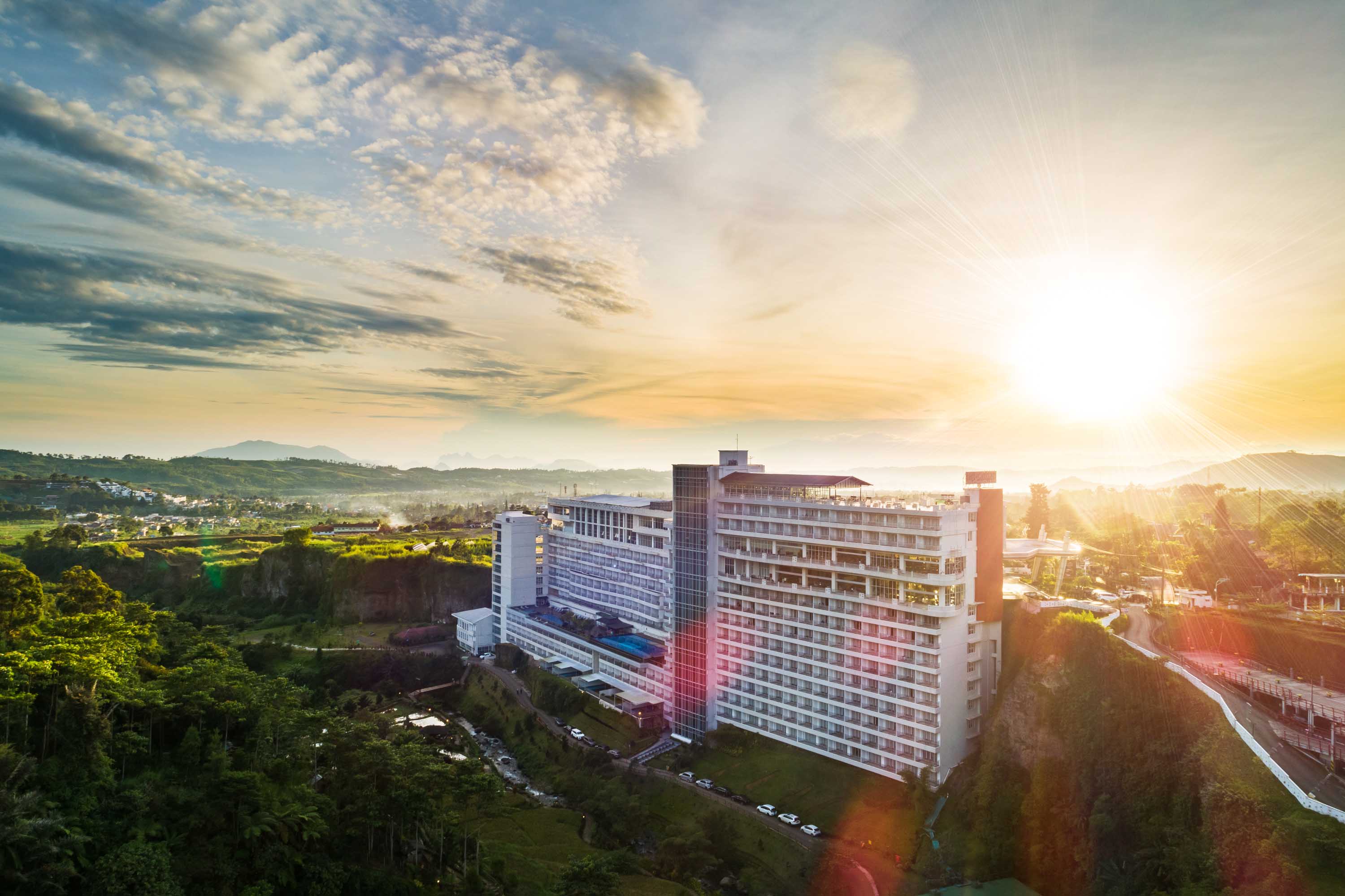Hotel bintang 5 yang dikelola Eminence Global, sukses berdiri di Puncak dan Lembang.