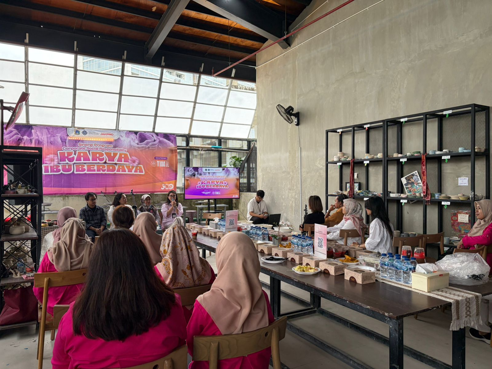 Jakpro Bekali Ibu Rumah Tangga Keterampilan Keramik lewat Program Pemberdayaan Perempuan Bertajuk Karya Ibu Berdaya