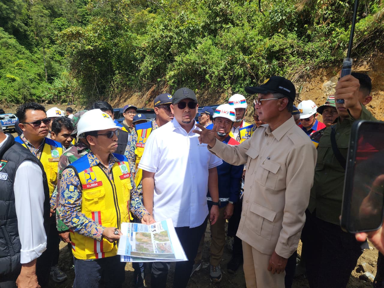 Menteri PU Dody Hanggodo meninjau penanganan bencana di Lembah Anai, Bukittinggi, Sumbar.