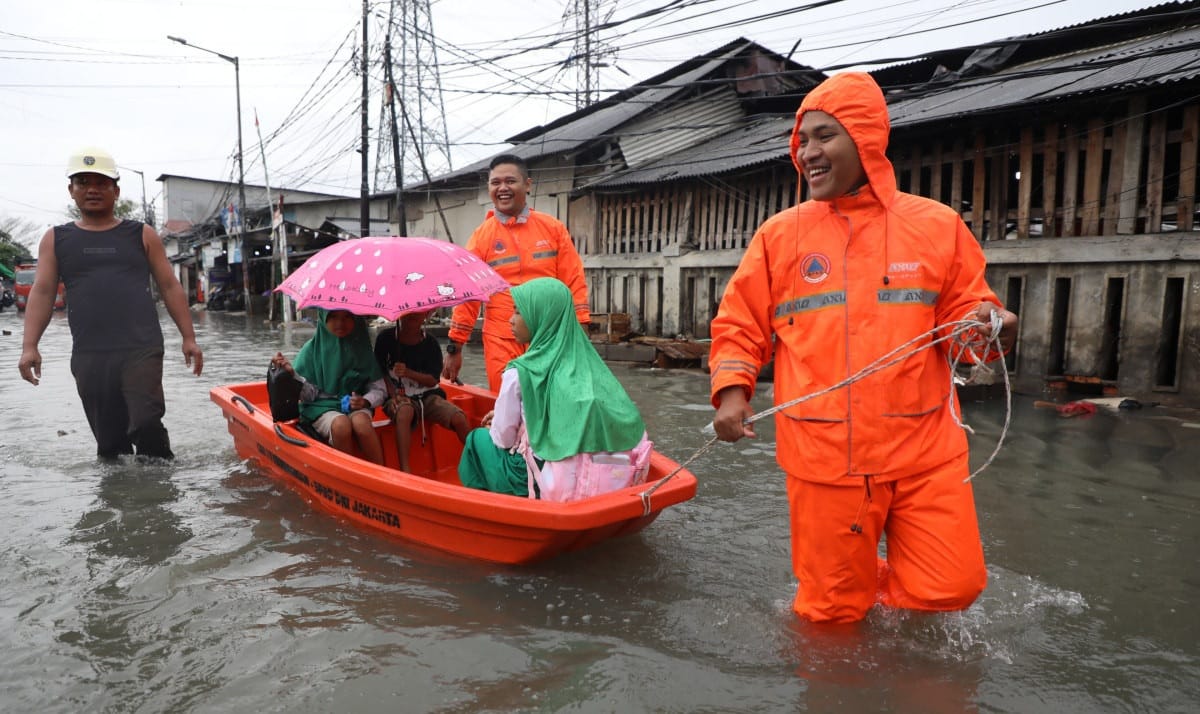 Petugas BPBD DKI Jakarta mengevakuasi warga yang terkena dampak banjir rob di wilayah pesisir Utara Jakarta.
