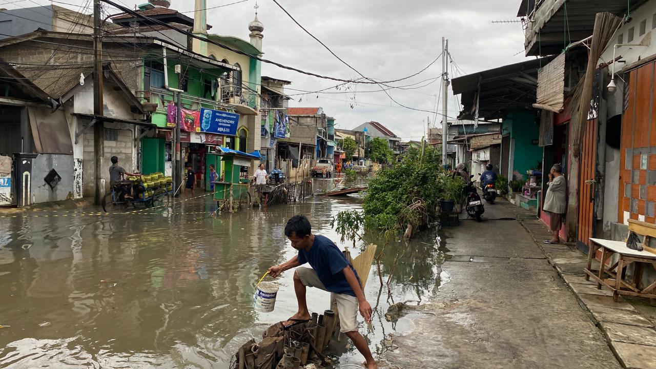 Jalan Inspeksi Kali Cakung Lama di Sukapura, Cilincing terendam banjir.