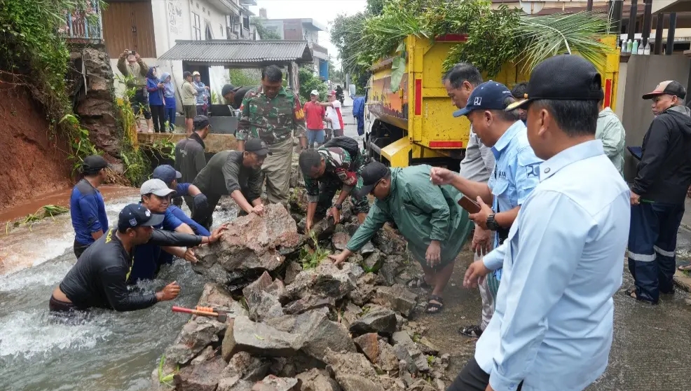 Wali Kota Depok Supian Suri meninjau turap Jebol di kawasan Cilodong, belum lama ini.