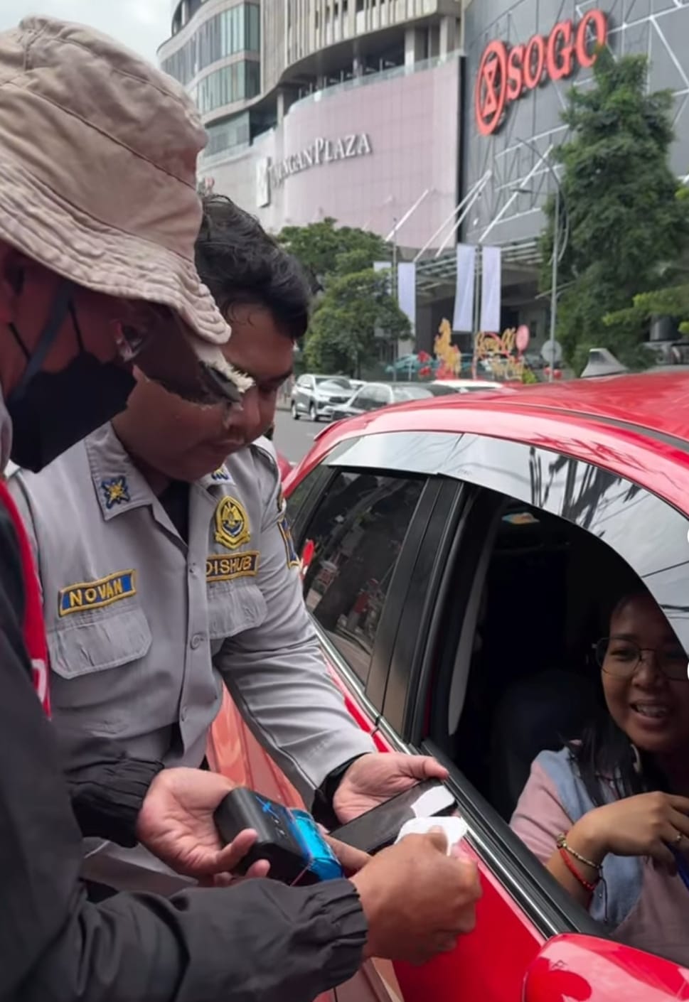 Petugas Dishub DKI melakukan digitalisasi perparkiran kepada para kendaraan milik pribadi di kawasan Jakarta Selatan.