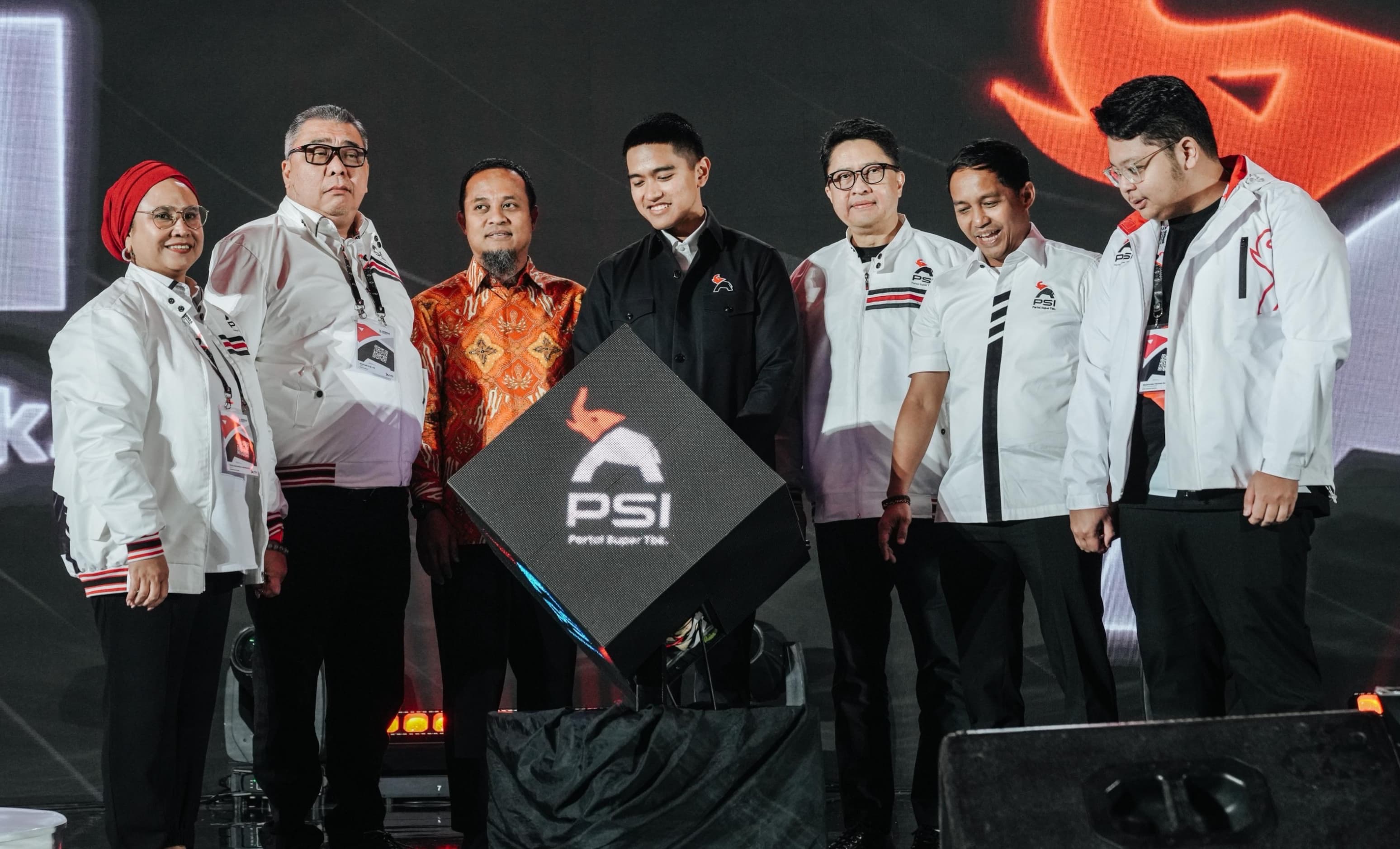 Sekjen Partai Solidaritas Indonesia (PSI) Raja Juli Antoni (dua dari kanan) bersama Ketum PSI Kaesang Pangarep (tengah) di kongres PSI (29/1). (Dok. PSI)