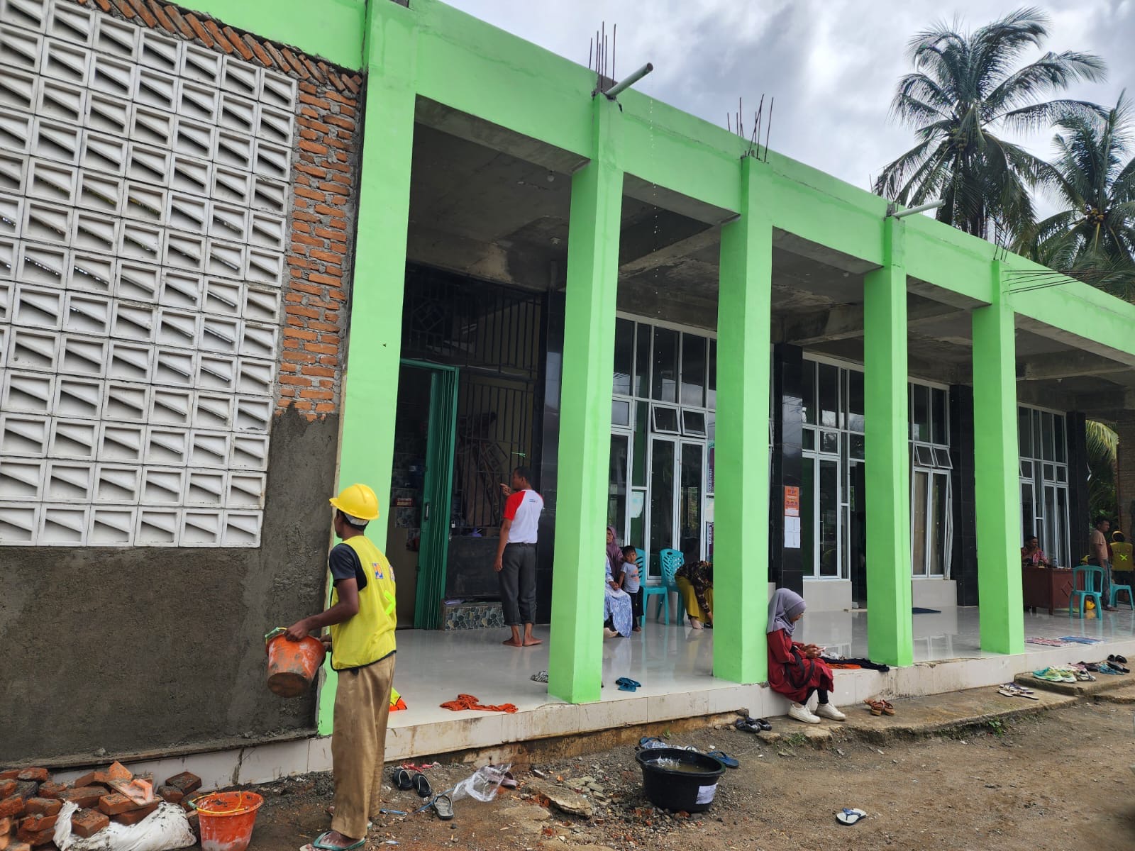 PT Brantas Abipraya merehabilitasi masjid sekolah di Kabupaten Agam, Sumatera Barat.