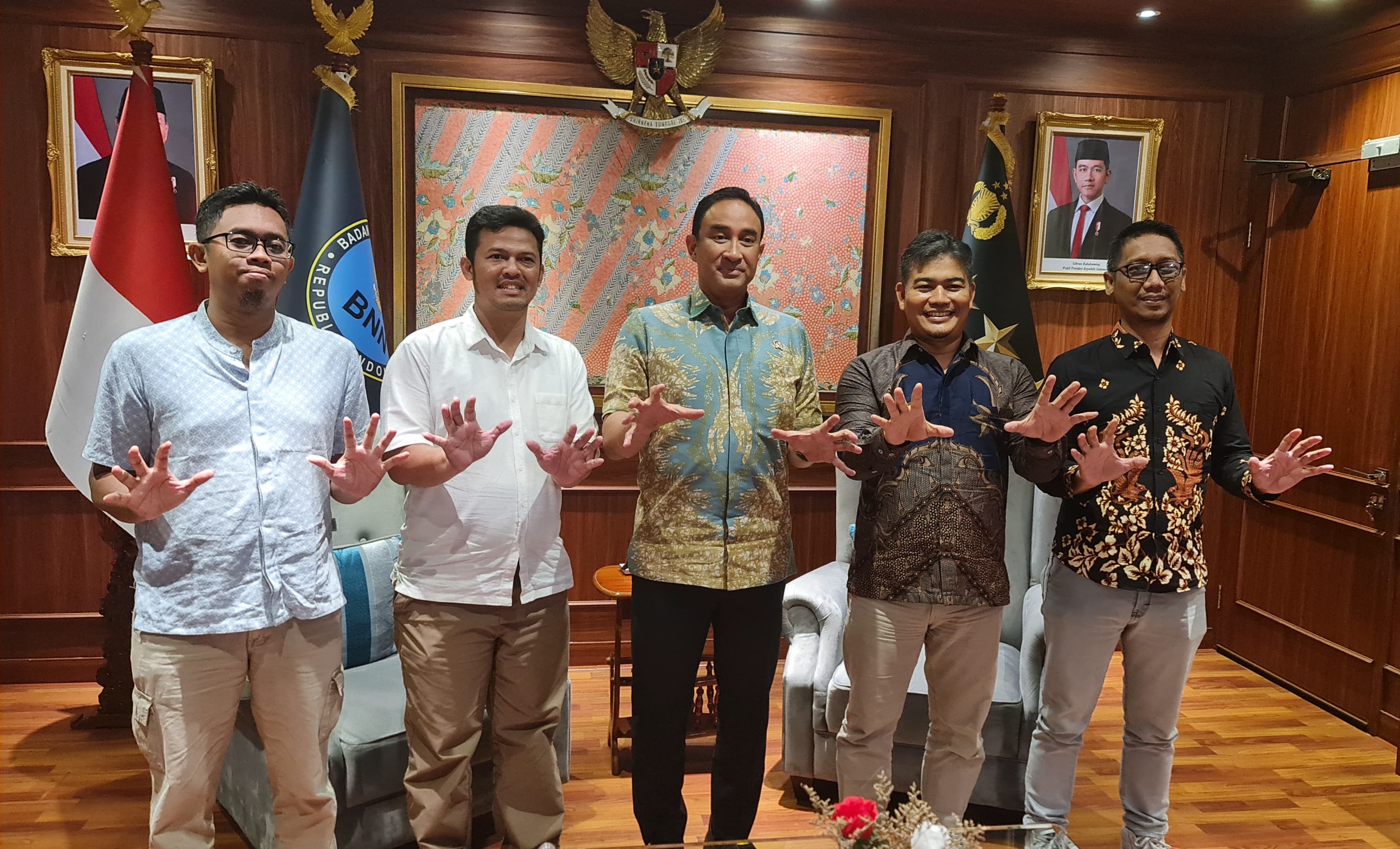 Kepala BNN RI Komjen Pol. Suyudi Ario Seto (tengah) menerima kunjungan Jawa Pos di ruang kerjanya, Jumat (30/1).