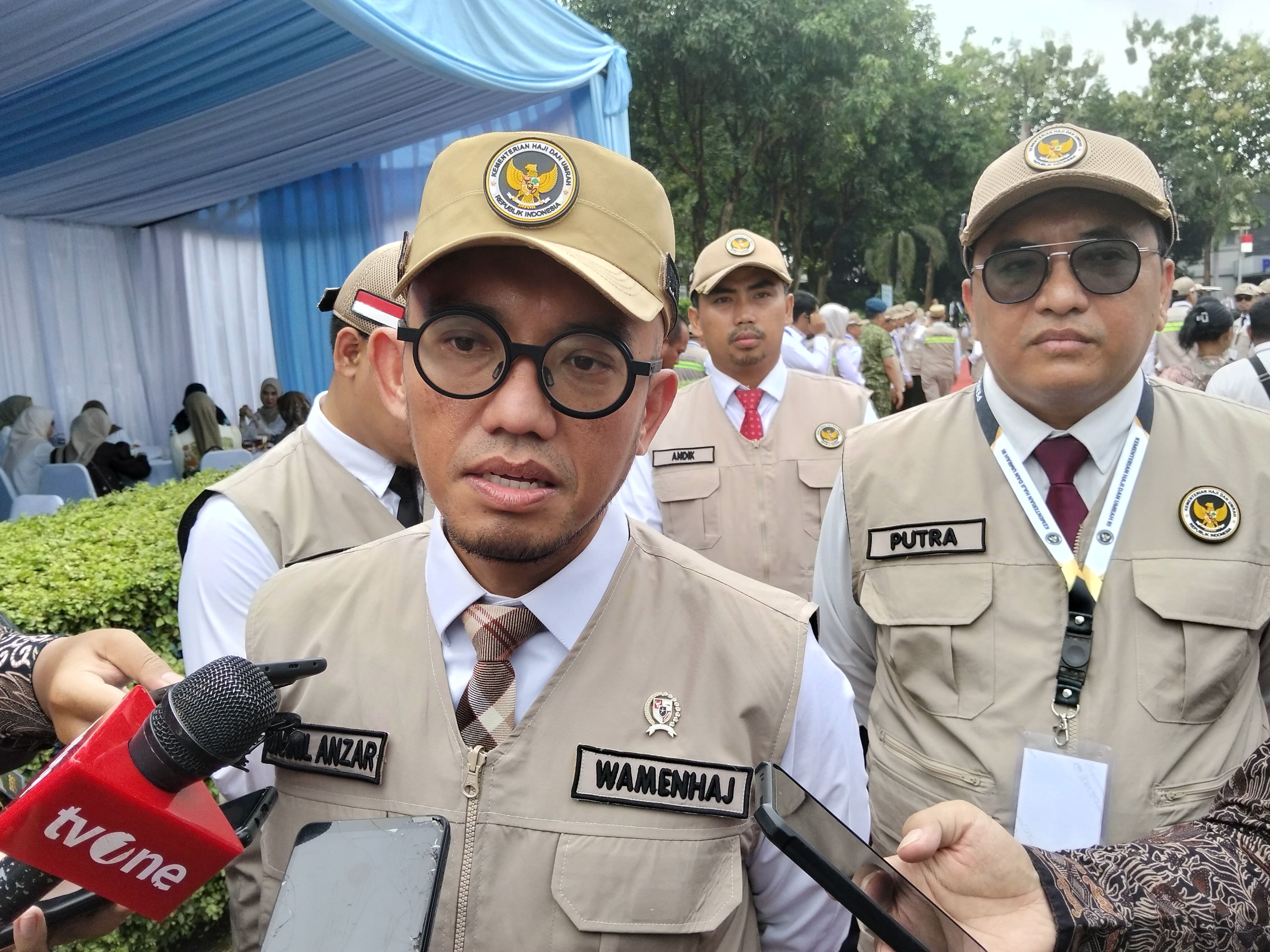 Wakil Menteri Haji dan Umrah (Wamenhaj) Dahnil Anzar Simanjuntak memberikan keterangan pers di sela penutupan pembekalan petugas haji di Pondok Gede, Jakarta Timur (30/1). (Hilmi/Jawa Pos)