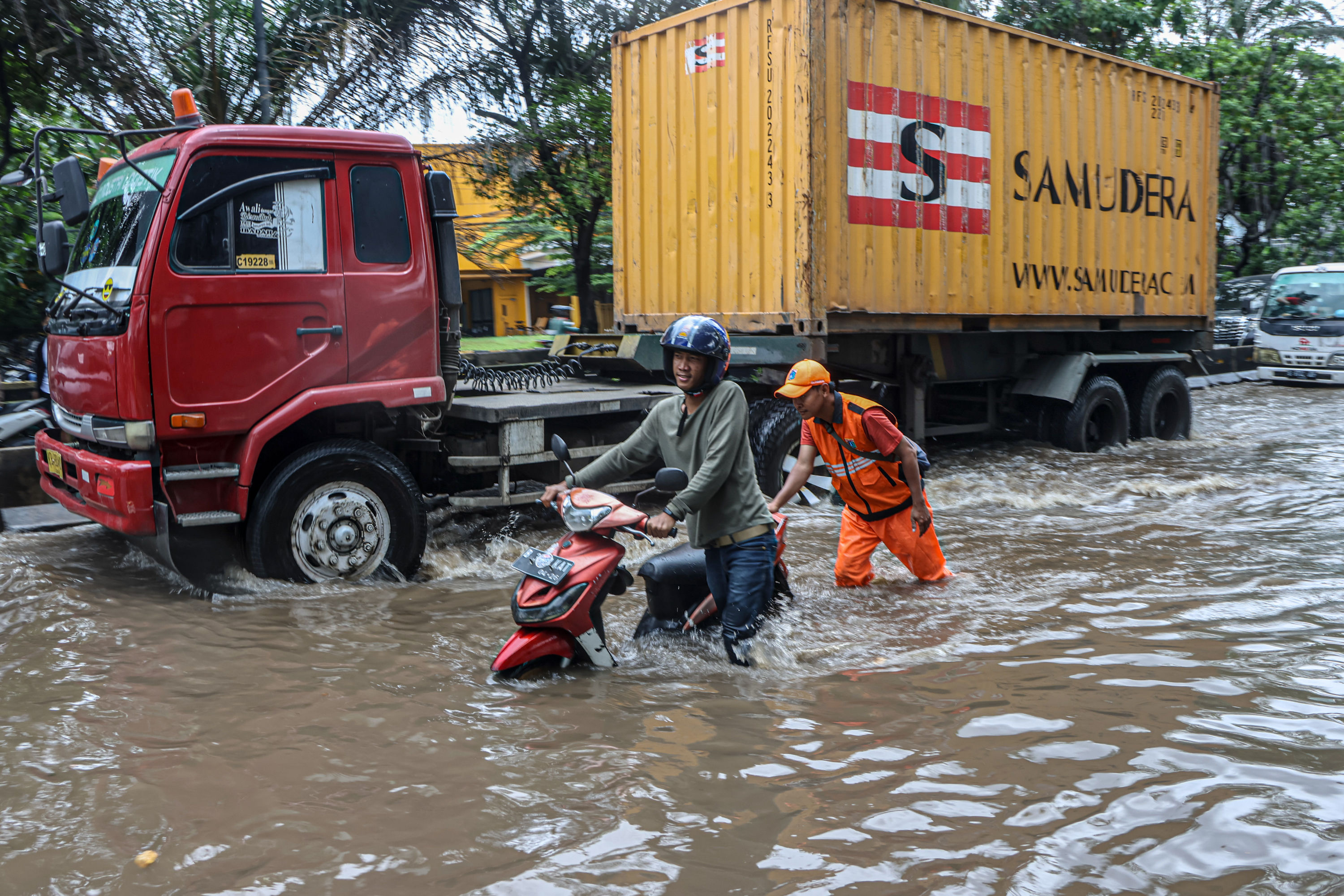 Kendaraan bermotor terjebak banjir di kawasan Daan Mogot, Jakarta Barat.