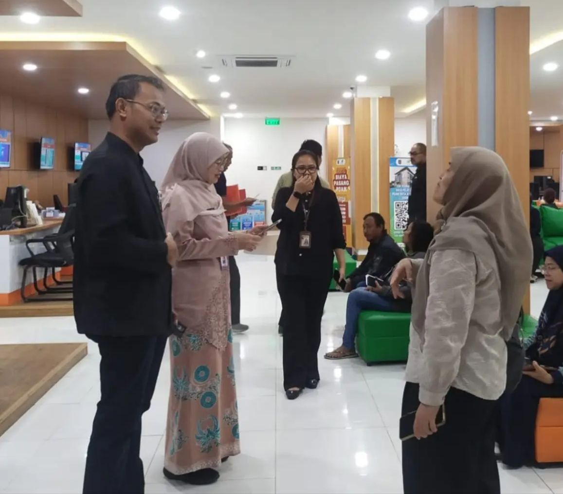 Plt. Kepala BKPSDM Kota Depok, Endra meninjau pelayanan di Kecamatan Cinere pada hari pertama pelaksanaan WFH.