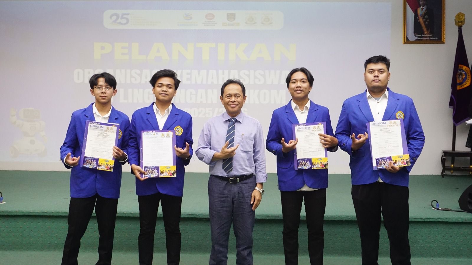 Rektor UNIKOM Eddy Soeryanto Soegoto (tengah) bersama para pengurus ORMAWA UNIKOM 2025-2026.