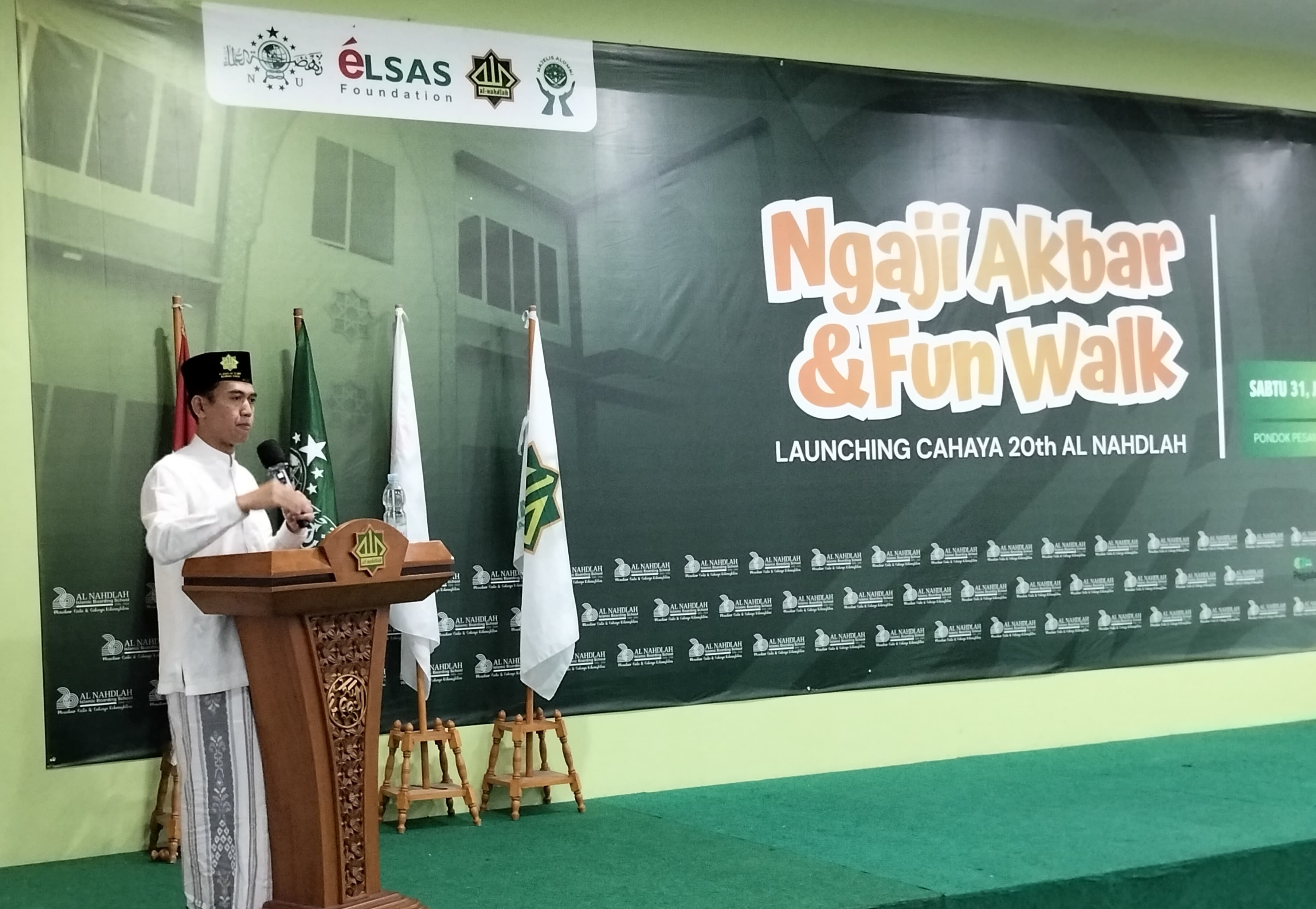 Pengasuh pesantren Al Nahdlah KH Asrorun Niam Sholeh menyampaikan pidato pada peringatan 20 tahun berdirinya Al Nahdlah di Depok, Jawa Barat (31/1). (Hilmi/Jawa Pos)