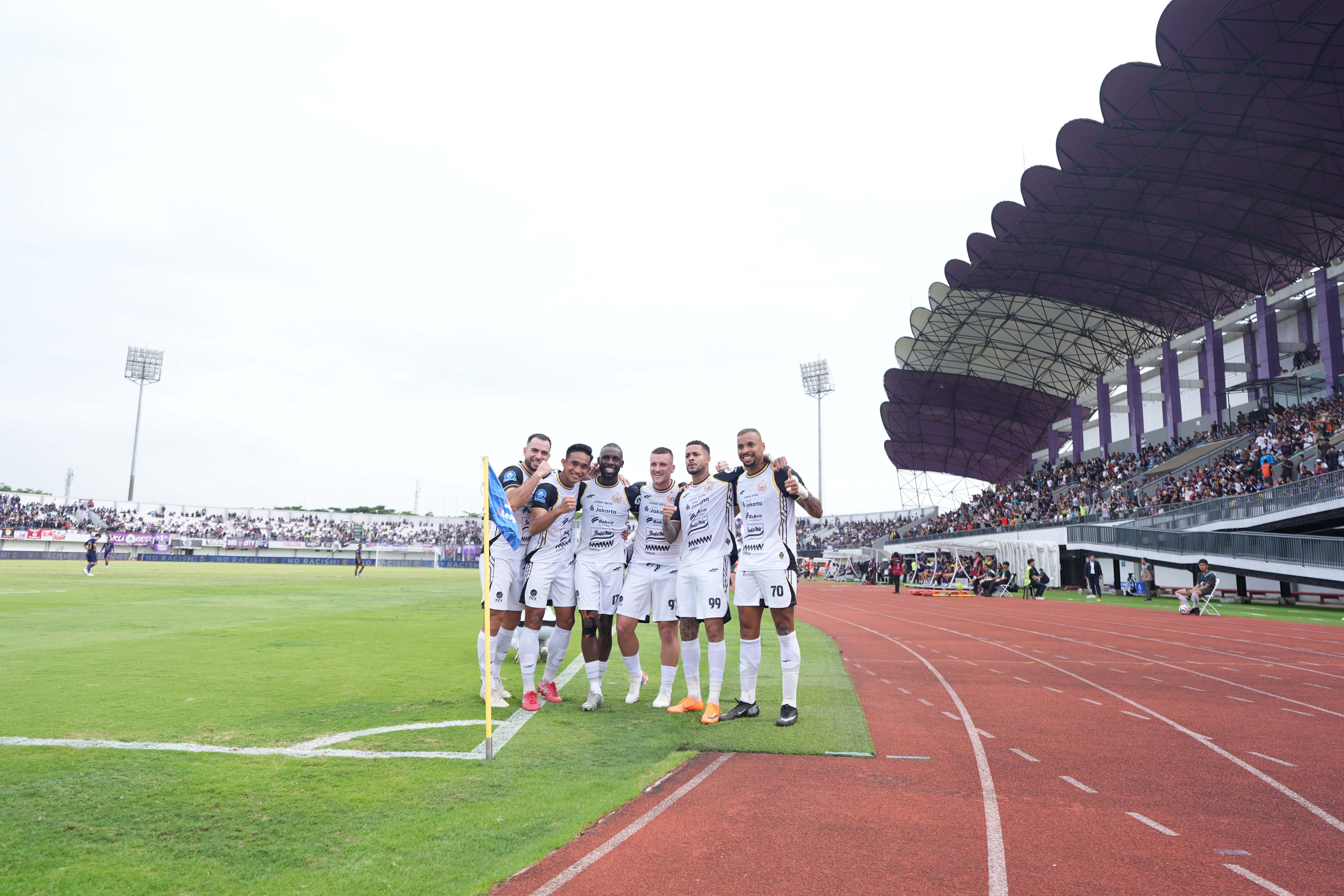 Para penggawa Persiob Bandung merayakan gol setelah menundukan Persita, Tangerang