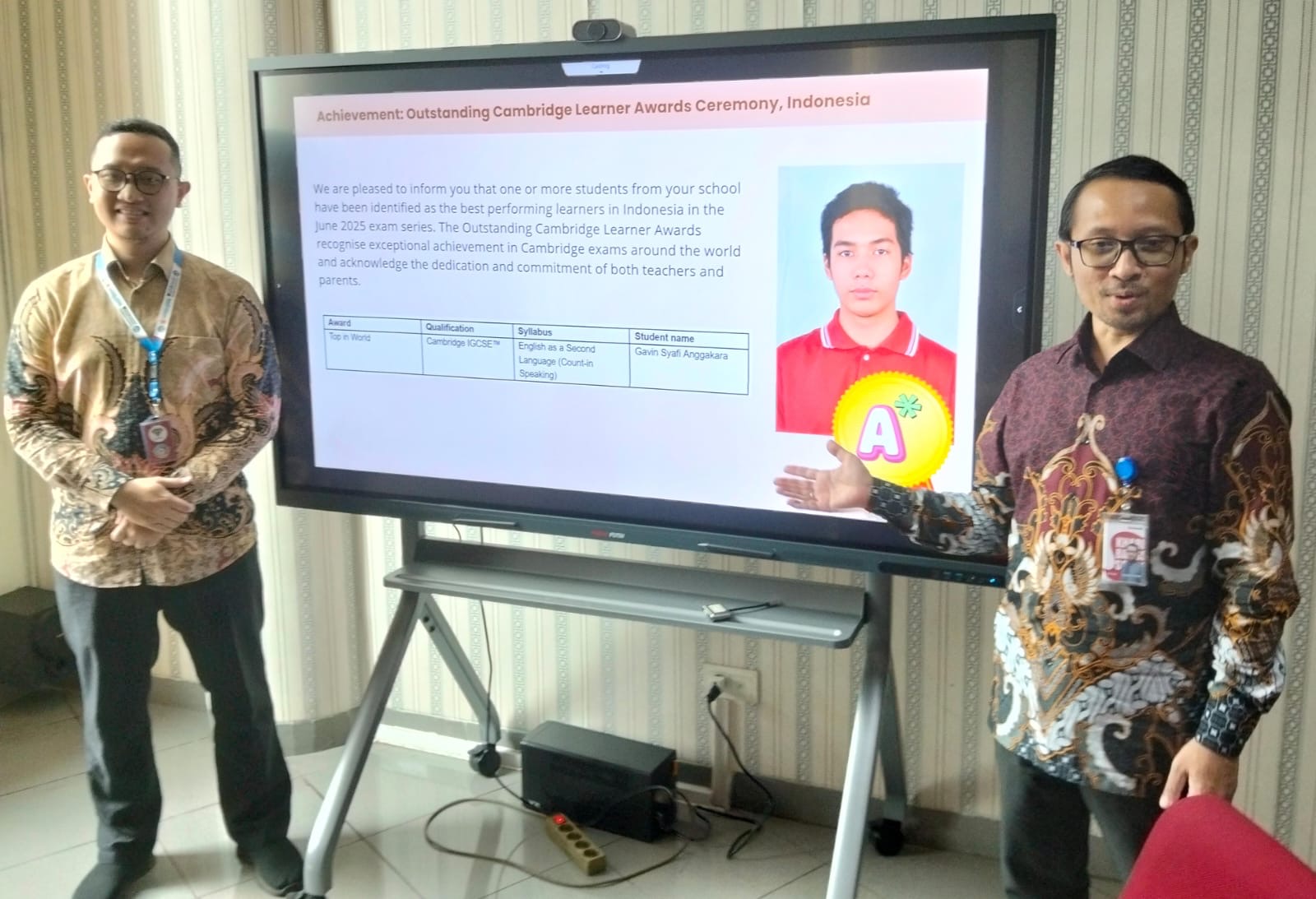 Kepala SMA Kharisma Bangsa Muhamad Budiawan (kanan) menjelaskan prestasi Gavin Syafi Anggakara di komplek sekolah Kharisma Bangsa, Tangerang Selatan, Banten (31/1).