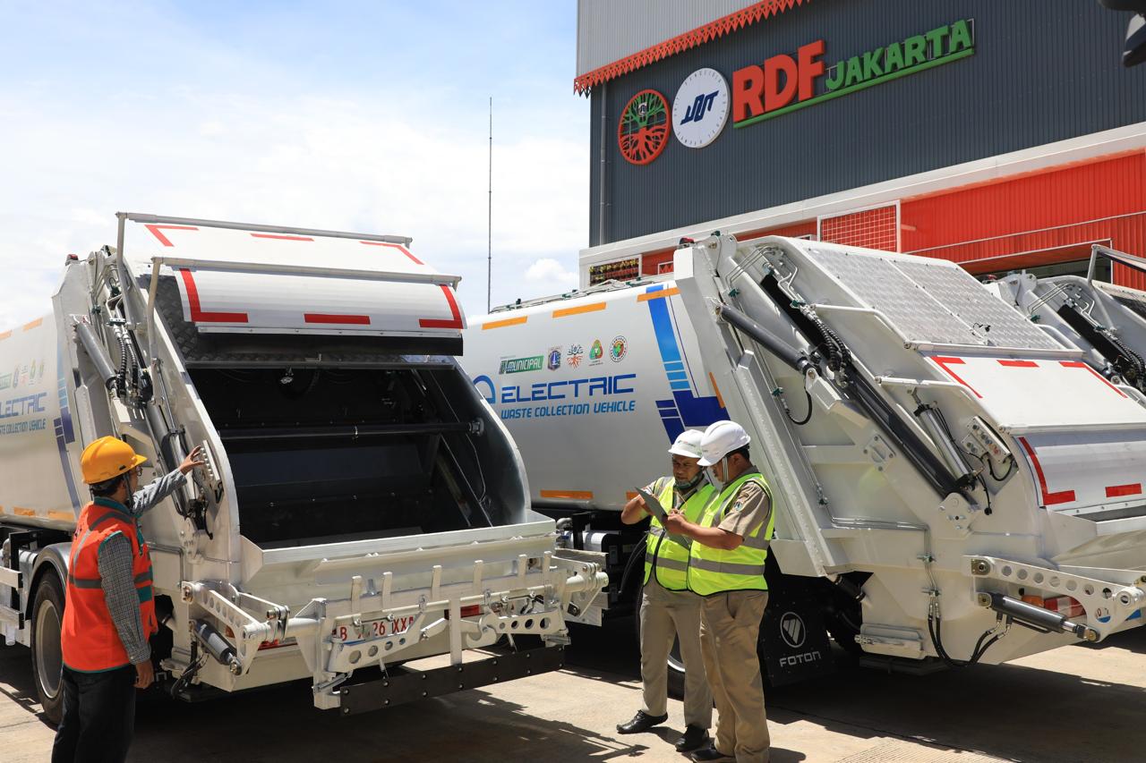 Petugas di RDF Plant Rorotan siap mengendalikan alat canggih untuk pengelolaan sampah Jakarta.