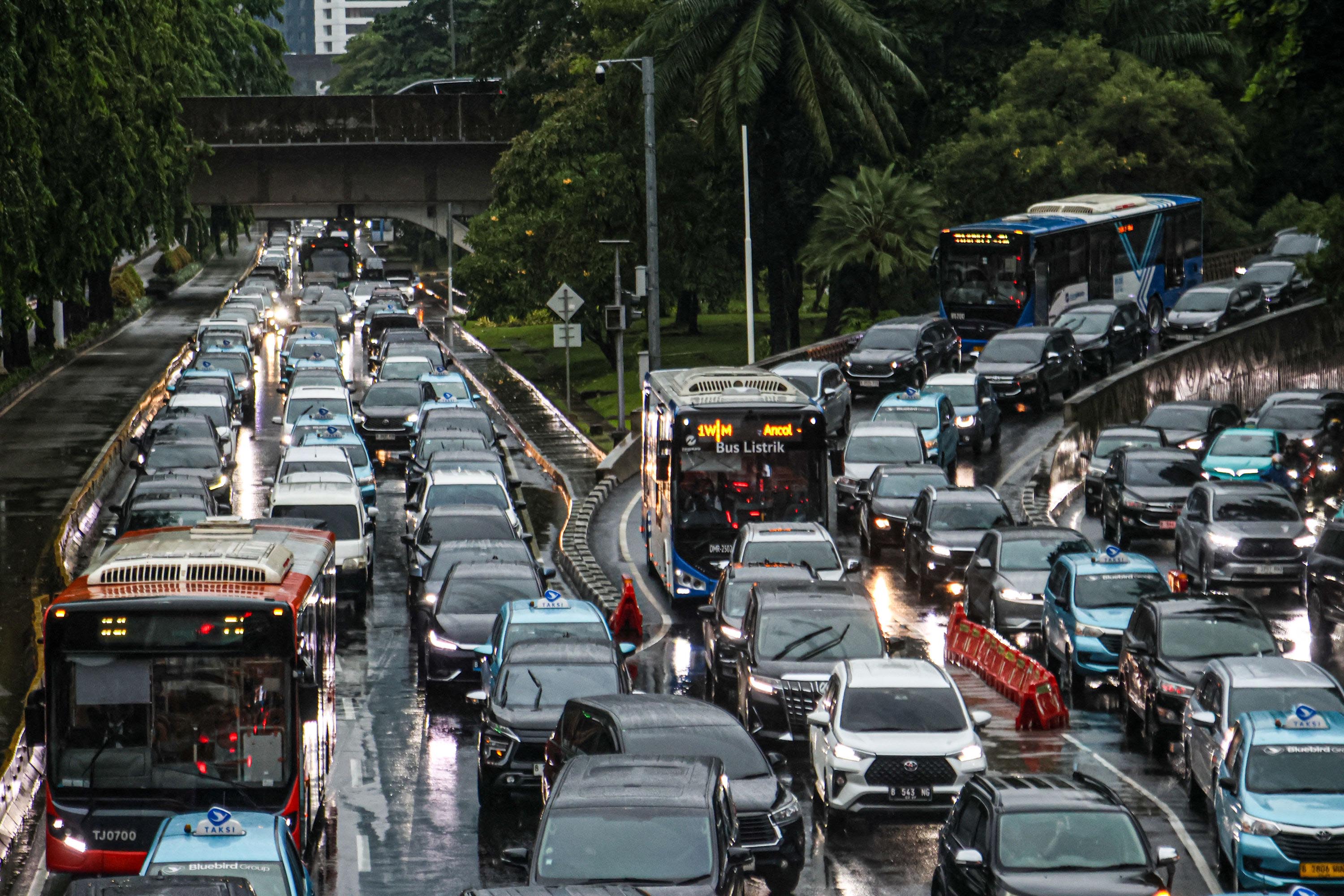 melintas di sekitar Jalan Jend. Sudirman, Jakarta Pusat. Pemprov DKI akan memperluas jaringan rute Transjakarta untuk mengurangi kemacetan lalu lintas.