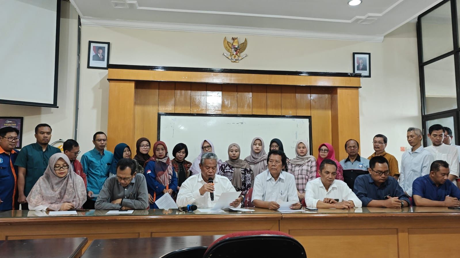 Ketua Yayasan PPLP-PT PGRI Malang, Agus Priyono memberikan keterangan pers di Jakarta.