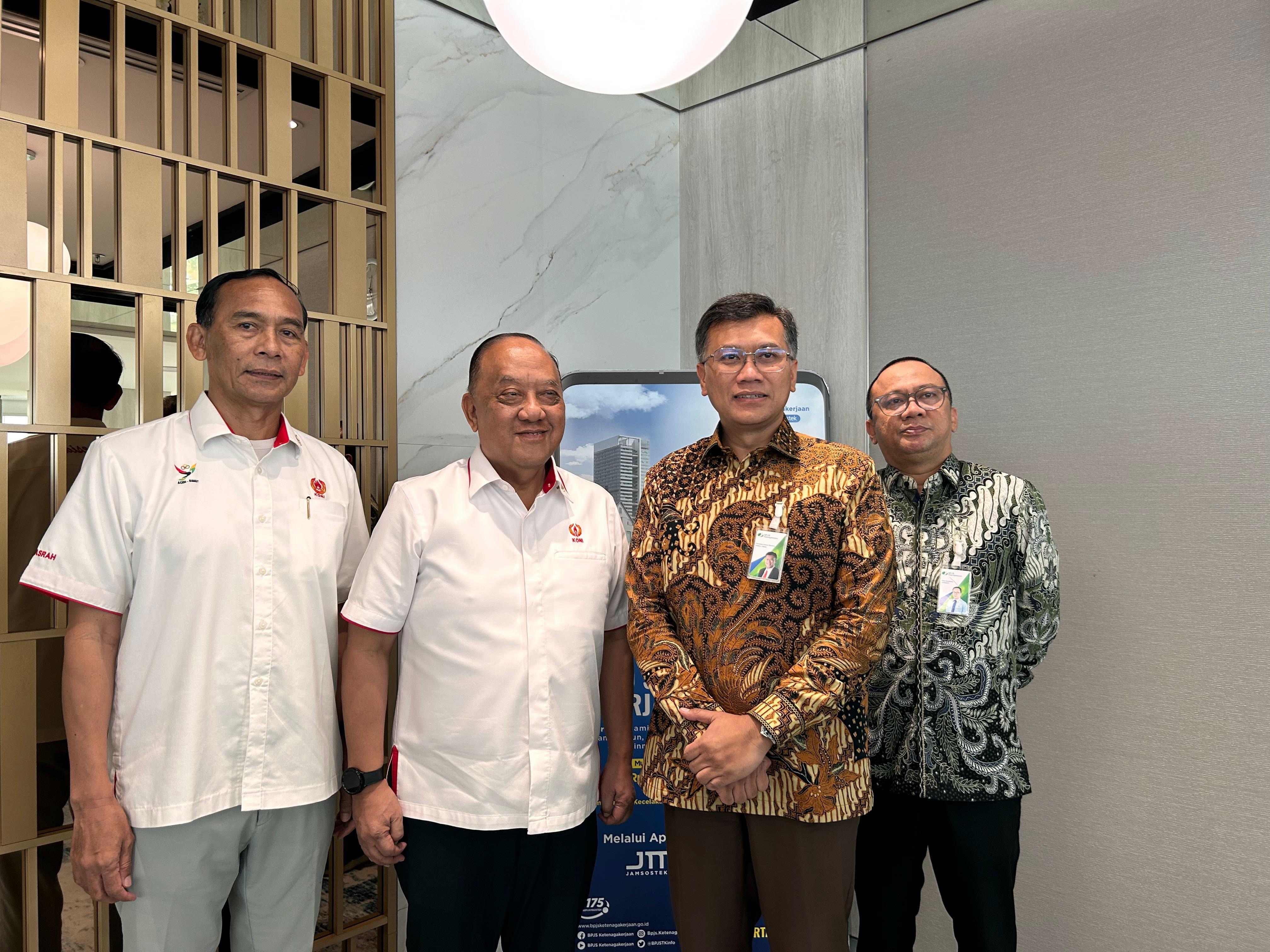 Direktur Utama BPJS Ketenagakerjaan, Pramudya Iriawan Buntoro (dua dari kanan), dan Ketua Umum KONI, Marciano Norman (dua dari kiri), pada Senin (2/2), di Plaza BPJAMSOSTEK, Jakarta.