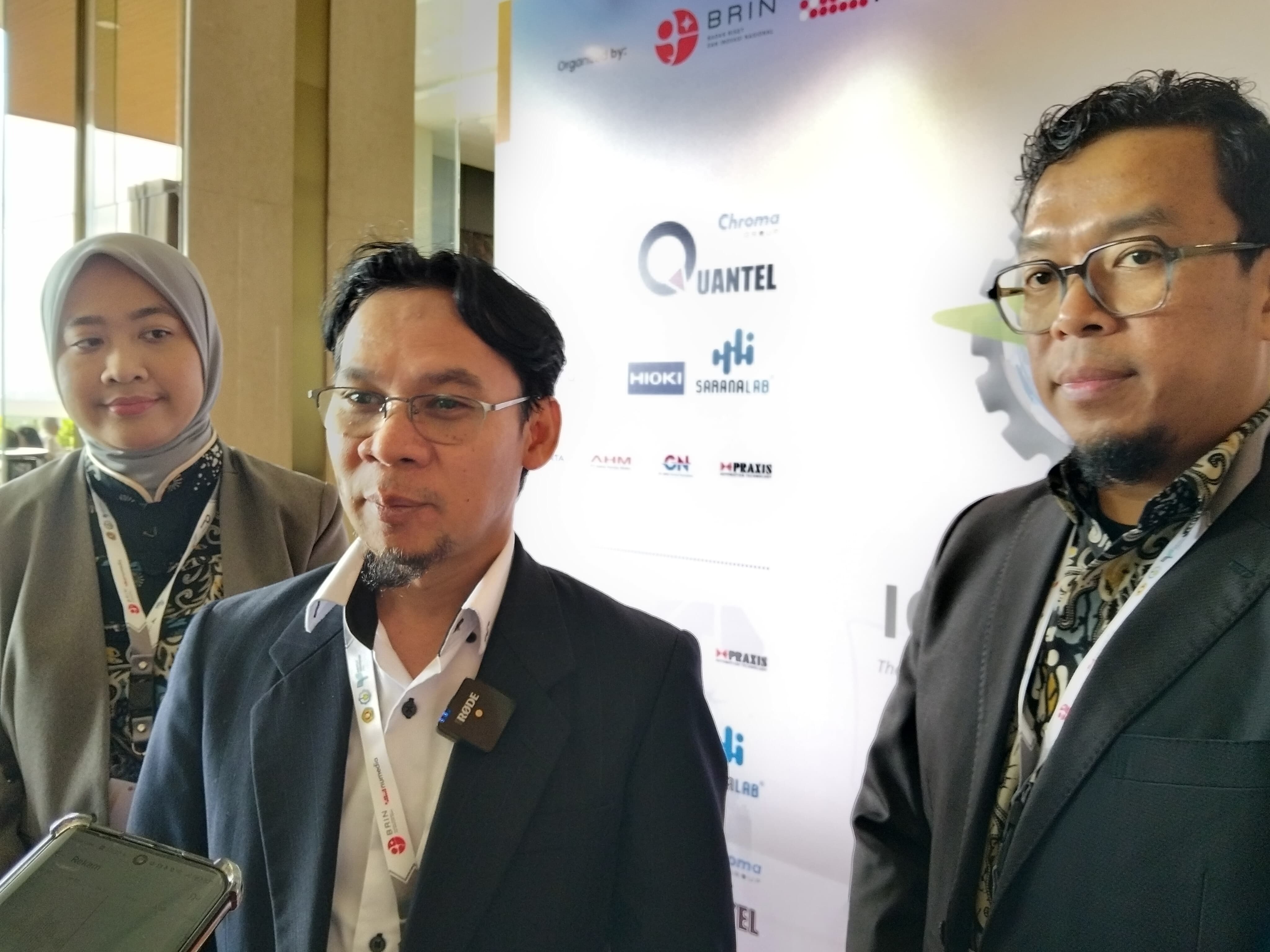 Kepala Organisasi Riset Energi dan Manufaktur BRIN Prof Cuk Supriyadi Ali Nandar (tengah) di konferensi internasional ICSEEA 2026 di Serpong, Tangerang Selatan (3/2).