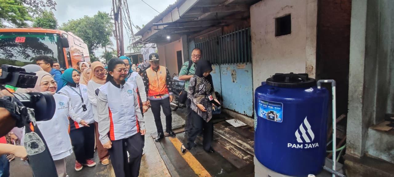 PAM Jaya bersama TP PKK DKI Jakarta membagikan toren air gratis kepada warga Jakarta yang membutuhkan.
