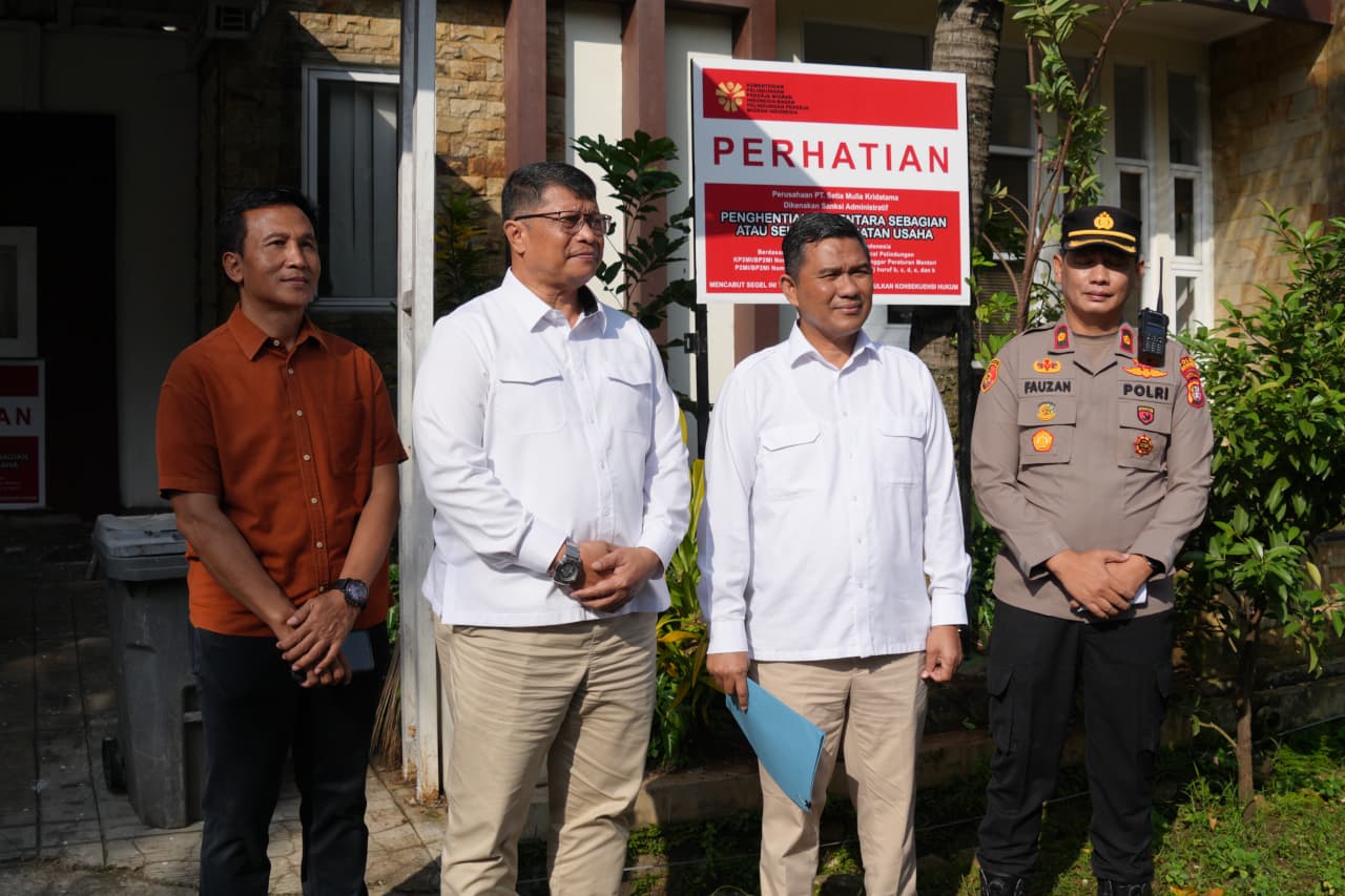 Dirjen Pelindungan KP2MI, Rinardi (dua dari kanan) bersama instansi terkait menghentikan kegiatan usaha P3MI PT Setia Mulia Kridatama.