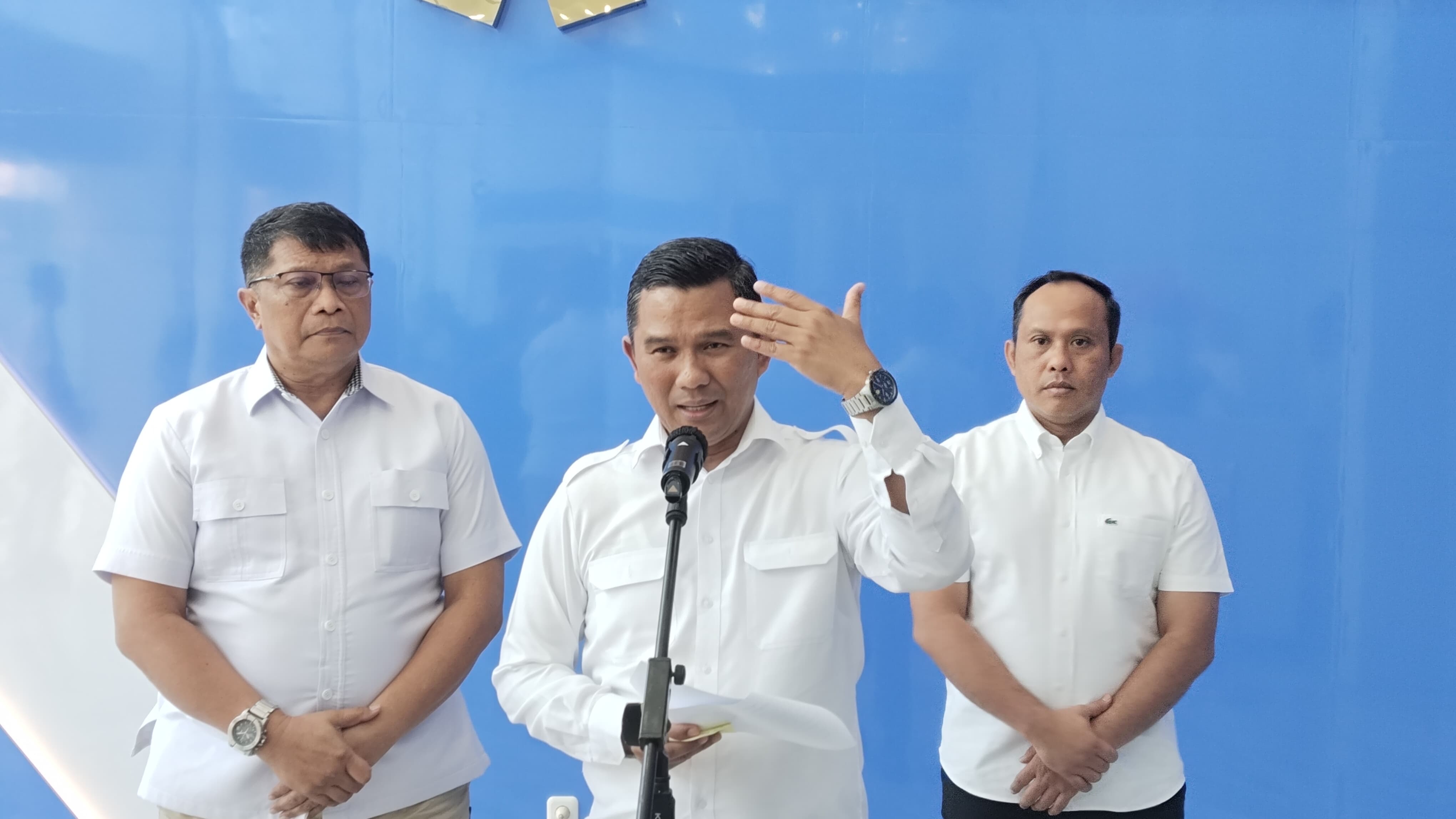 Caption : Dirjen Pelindungan KemenP2MI, Rinardi (tengah) menerangkan pencabutan SIP3MI PT Multi Intan Amanah.