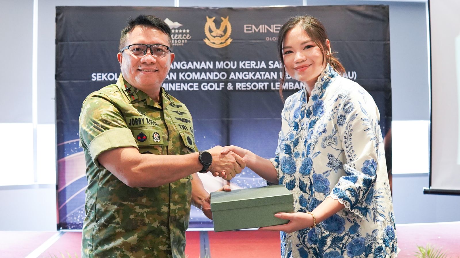 Komandan SESKOAU, Marsekal Muda TNI Dr. Jorry S. Koloay, S.I.P., M.Han., bersama Direktur Utama PT. Kurnia Parahyangan Sejahtera, Tasha Shania Mahdani, S.M., B.A (Hons)., M.Sc..