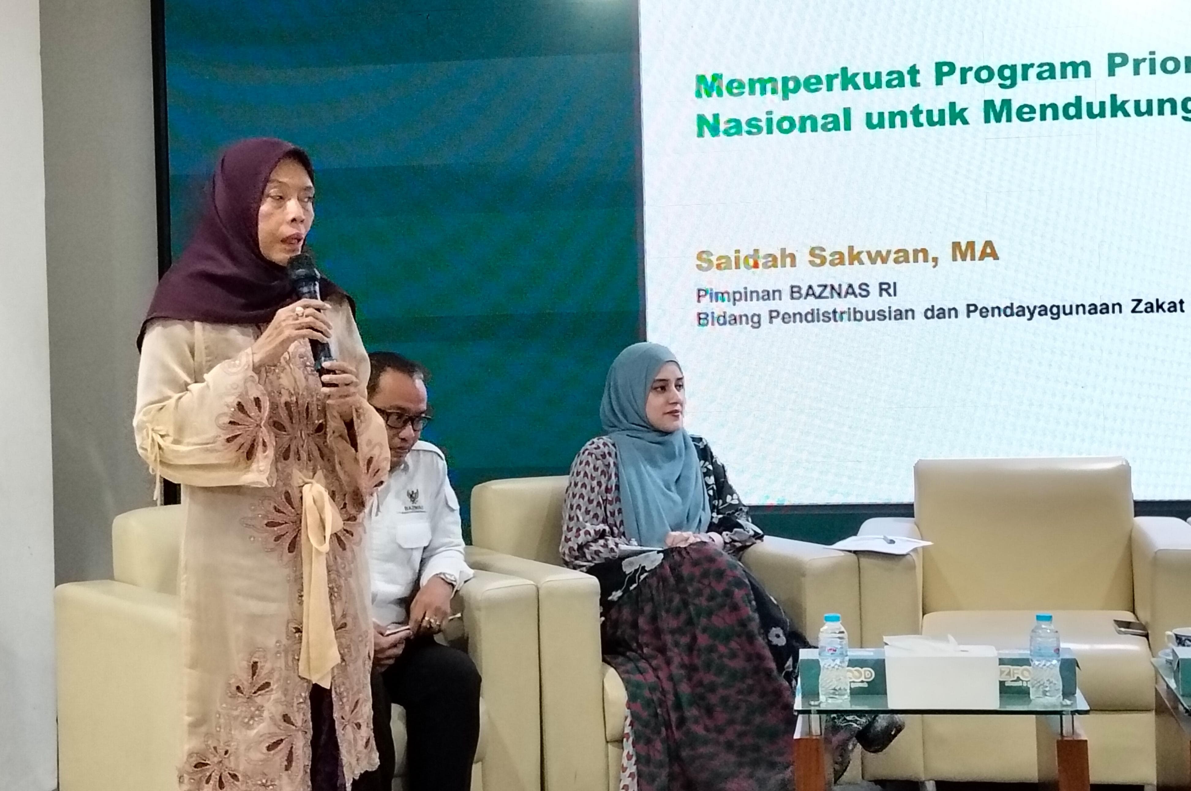 Pimpinan Baznas bidang Pendistribusian Saidah Sakwan (kiri) memberikan penjelasan mengenai program pendistribusian zakat di Jakarta. (Hilmi/Jawa Pos)