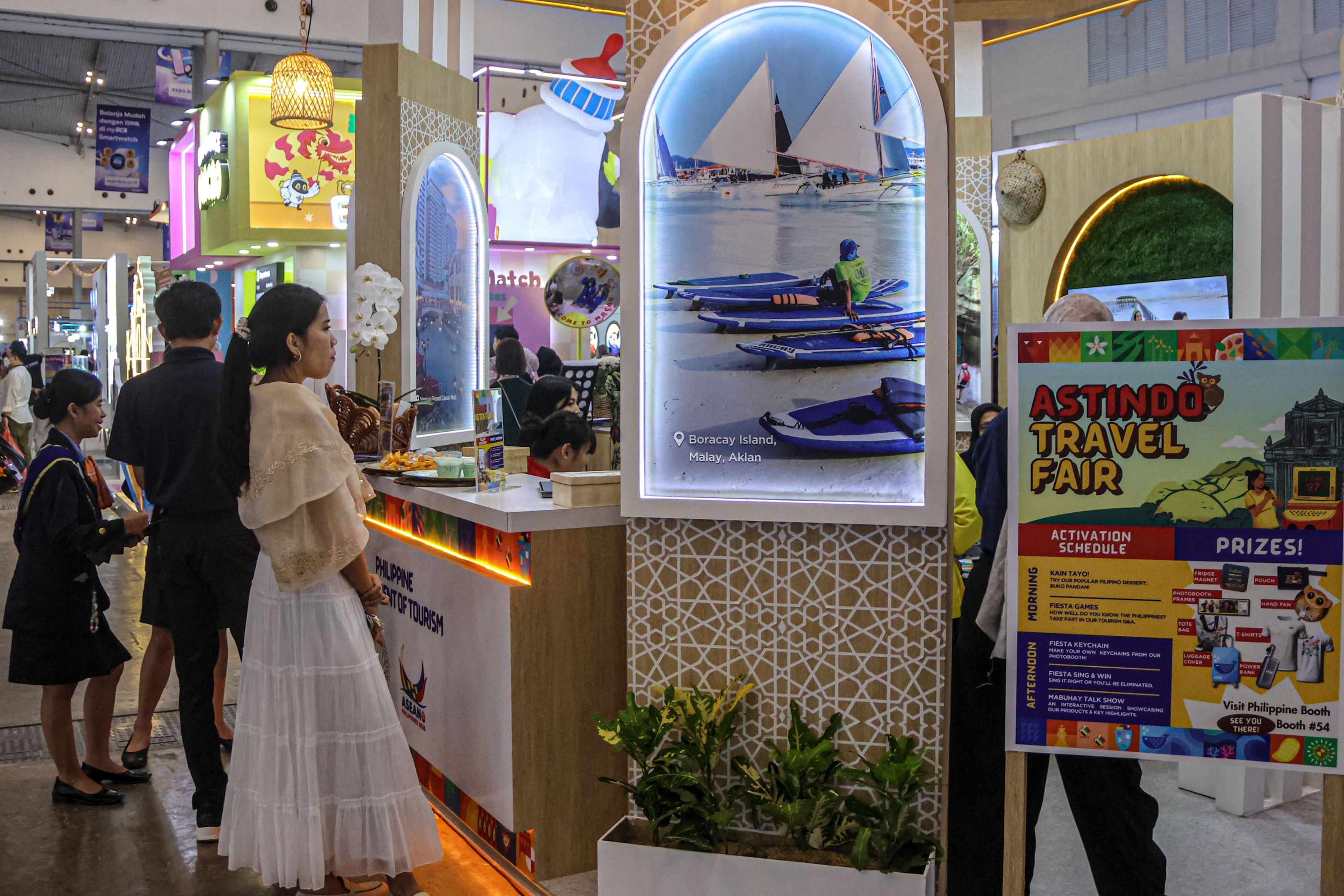 Pengunjung melihat paket wisata di stand Philippine Department of Tourism di gelaran ASTINDO Travel Fair di ICE BSD, Tangerang Selatan, Kamis (5/2).