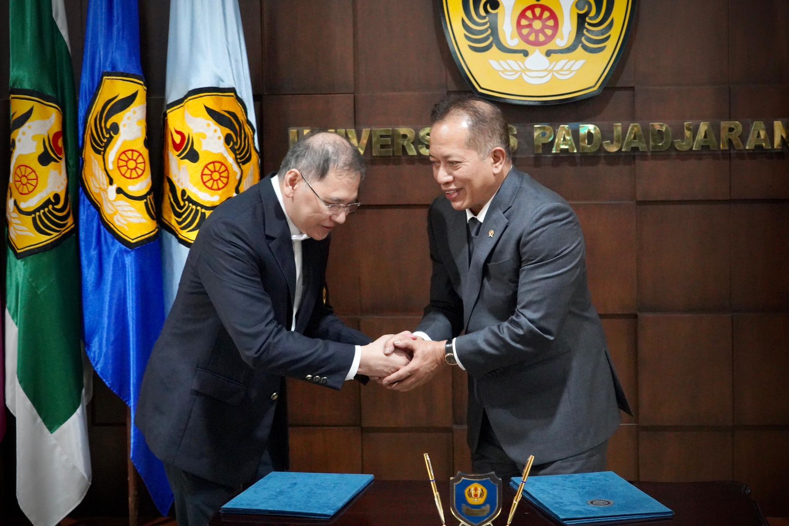 Menkop Ferry Juliantono bersama&nbsp;Rektor Unpad Arief S Kartasasmita.