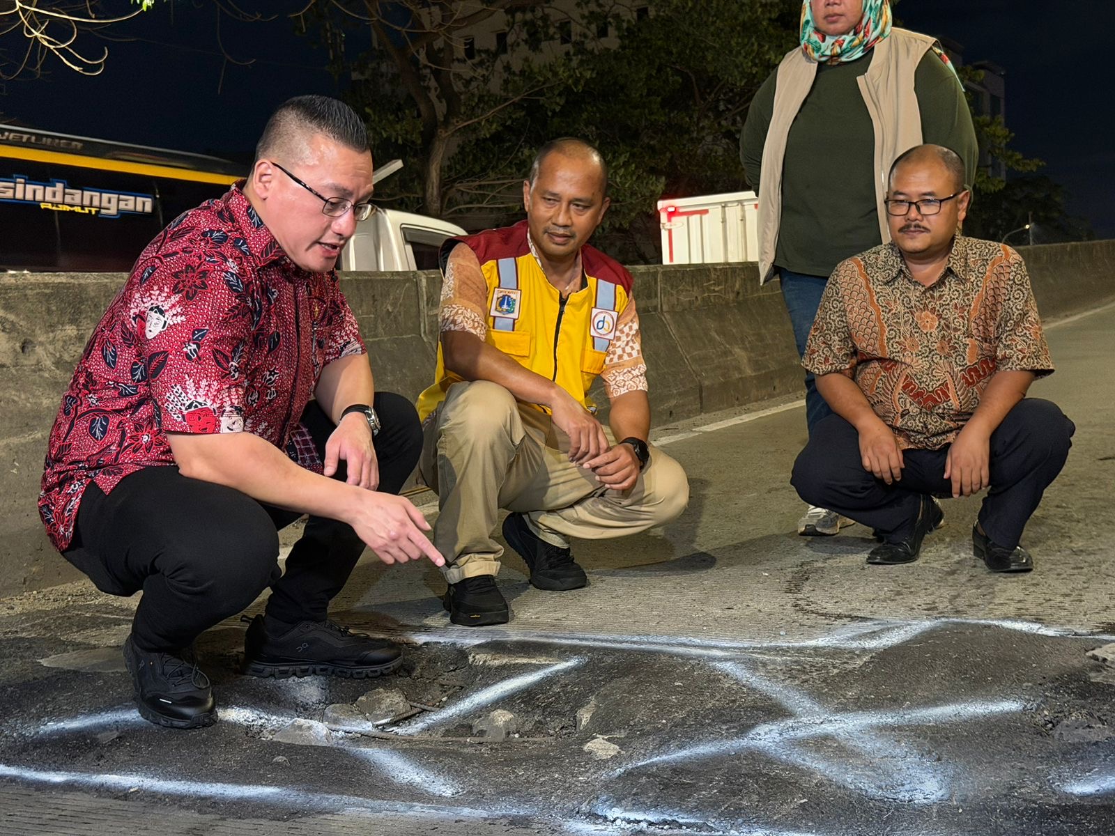 Anggota DPRD DKI, Hardiyanto Kenneth (batik merah) melakukan sidak kondisi jalan di Flyover Pesing, Kecamatan Grogol Petamburan, Jakarta Barat.